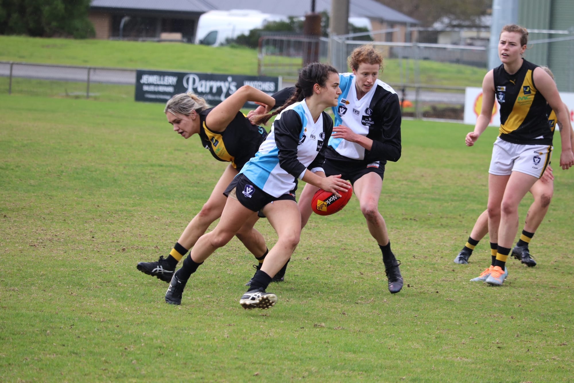 Breakers outclass Seaford