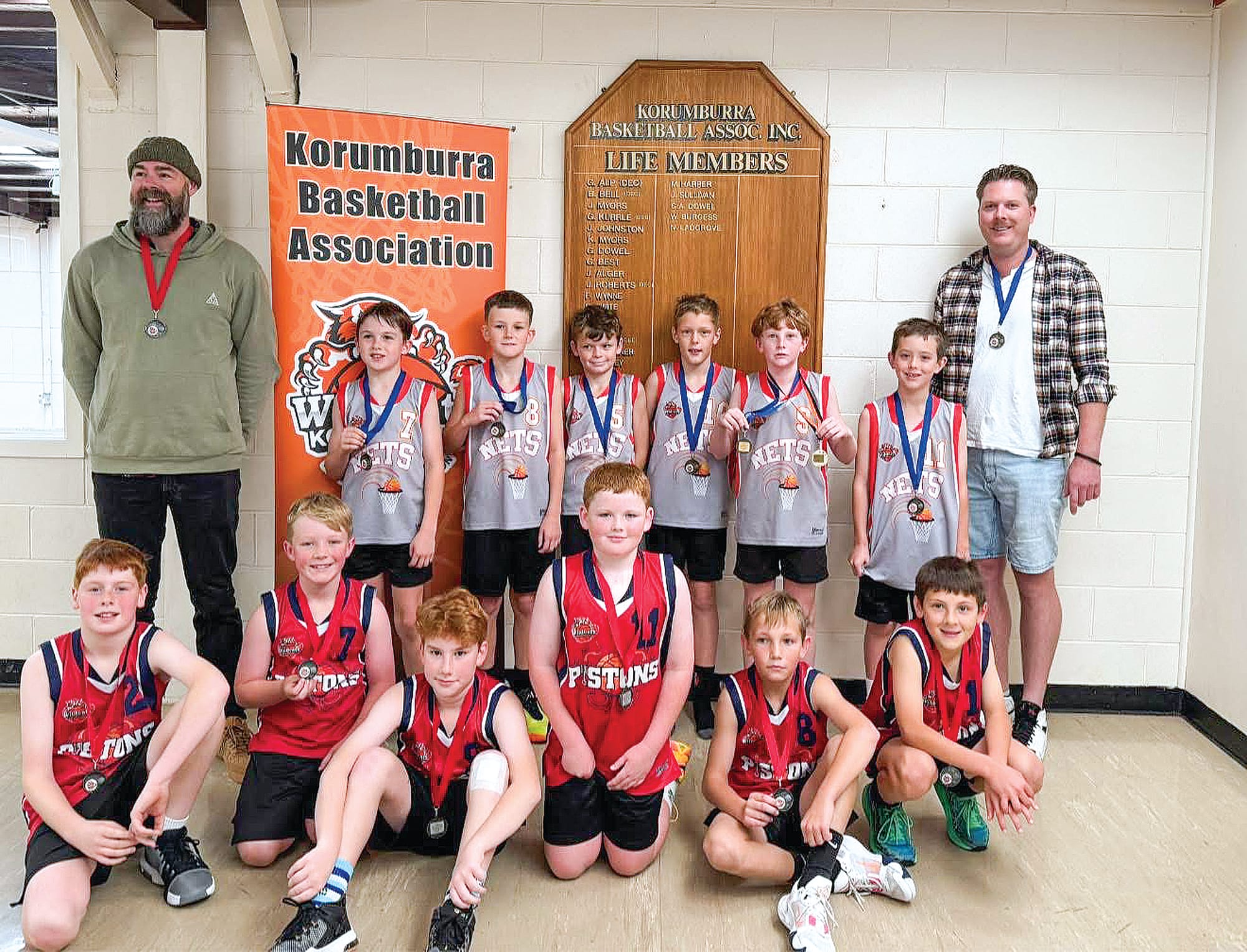 U12 boys’ premiers Nets with runners-up Pistons.
