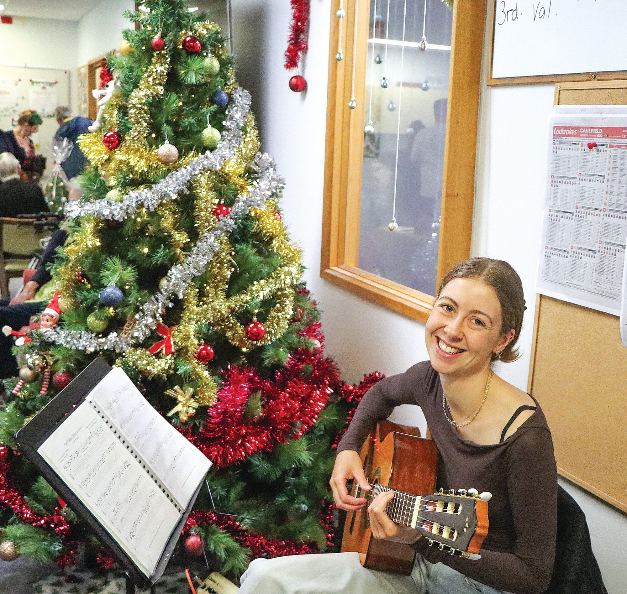 Chloe Wylie creates a relaxed mood with her music at Woorayl Lodge. A24_4924