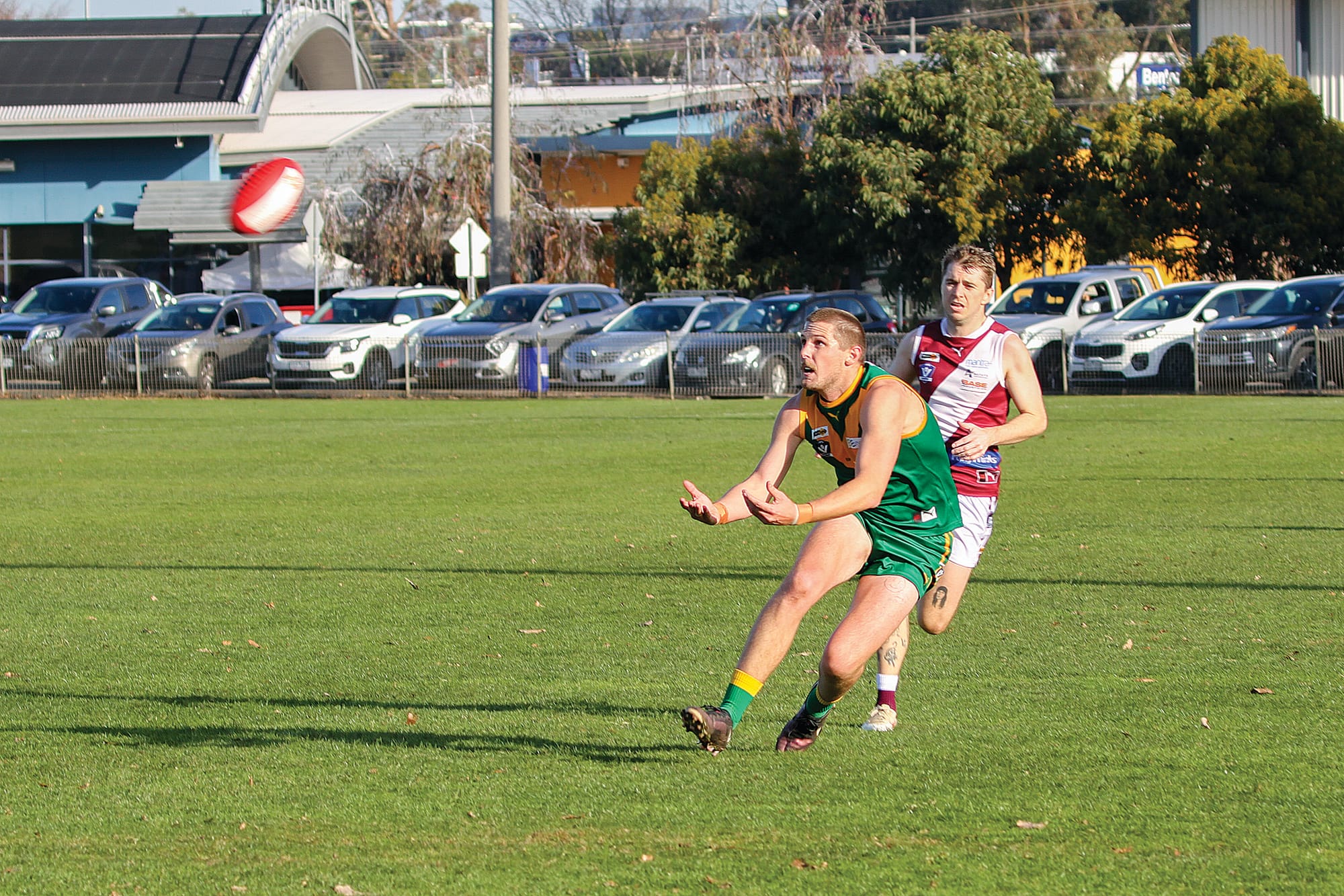 Parrot’s Jacob Warne looks for a low mark coming in fast from a teammate.B63_2525