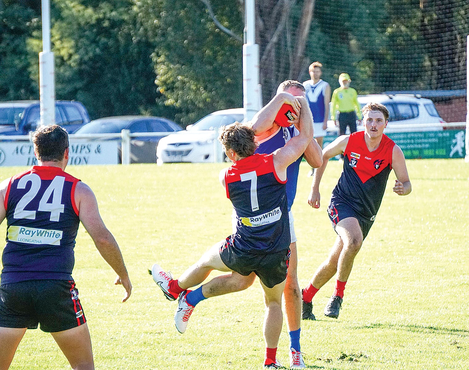 It’s a tight tussel as Shaye&nbsp;Walsh fights for possession. Ns29_1624