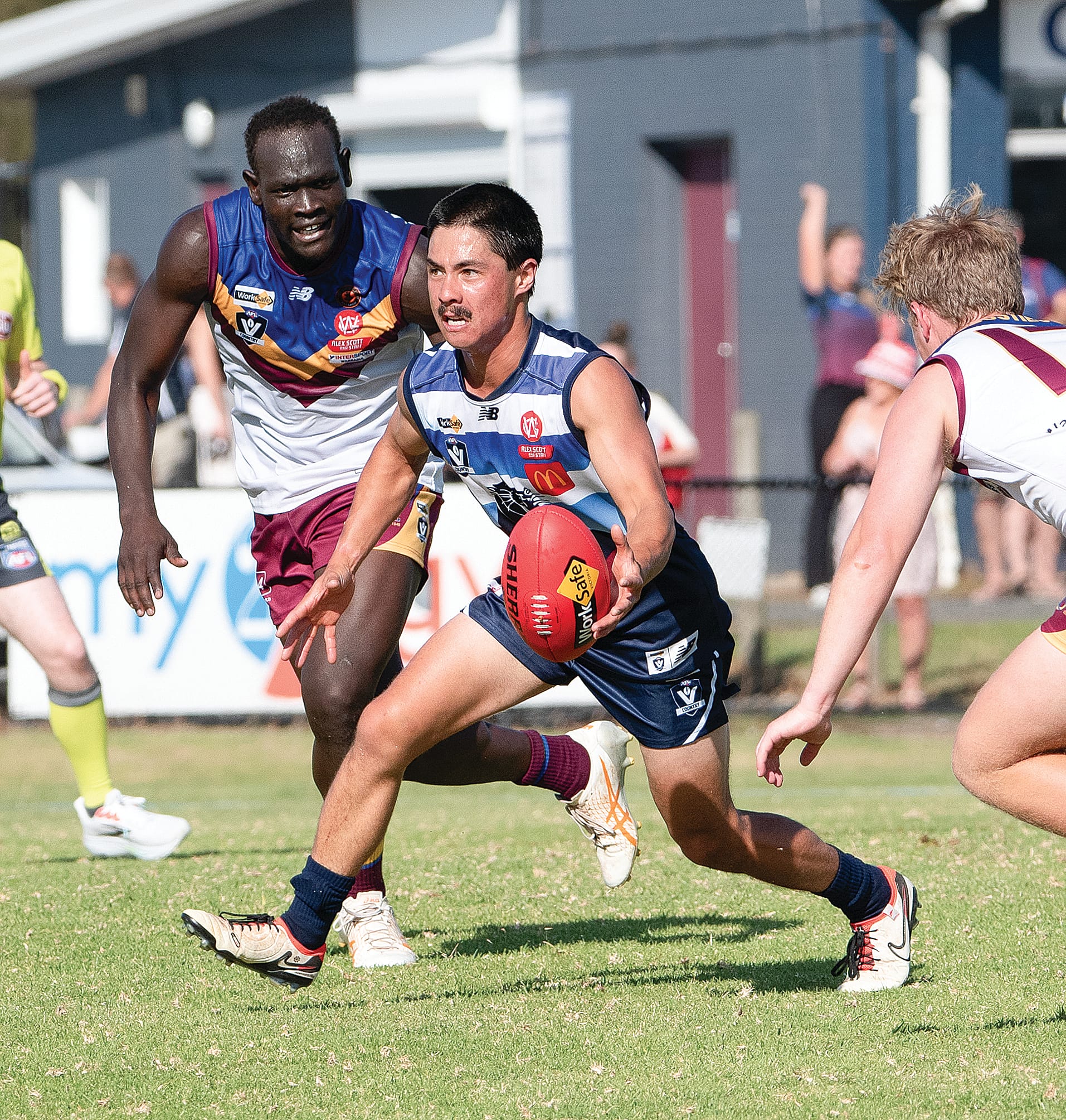 Surrounding by Dusties opponents, Jack Rosenow looks for options.
Photos: Anna Carson