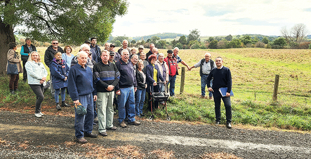 Candidates clash over draft farm fence rules