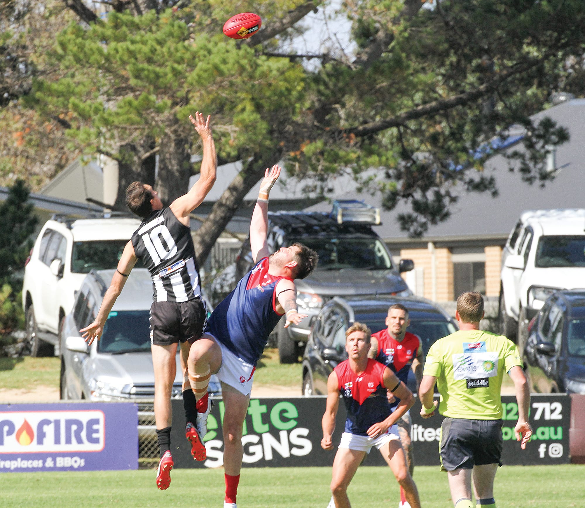 Kurt Thomas contests the mark for Dalyston. B50_1425