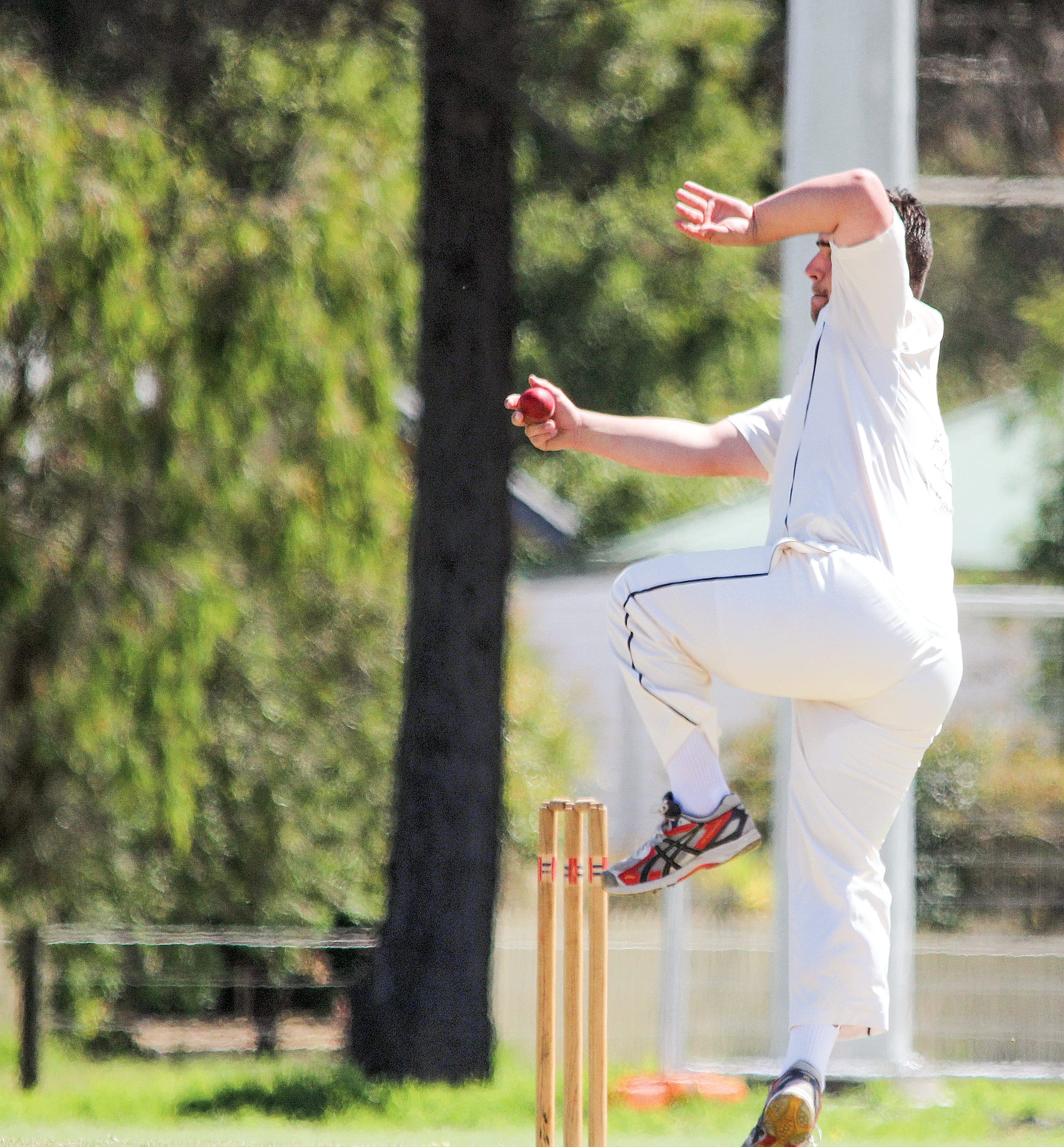 Heath Dobbie sends one down in his side’s loss to Glen Alvie. B09_1123