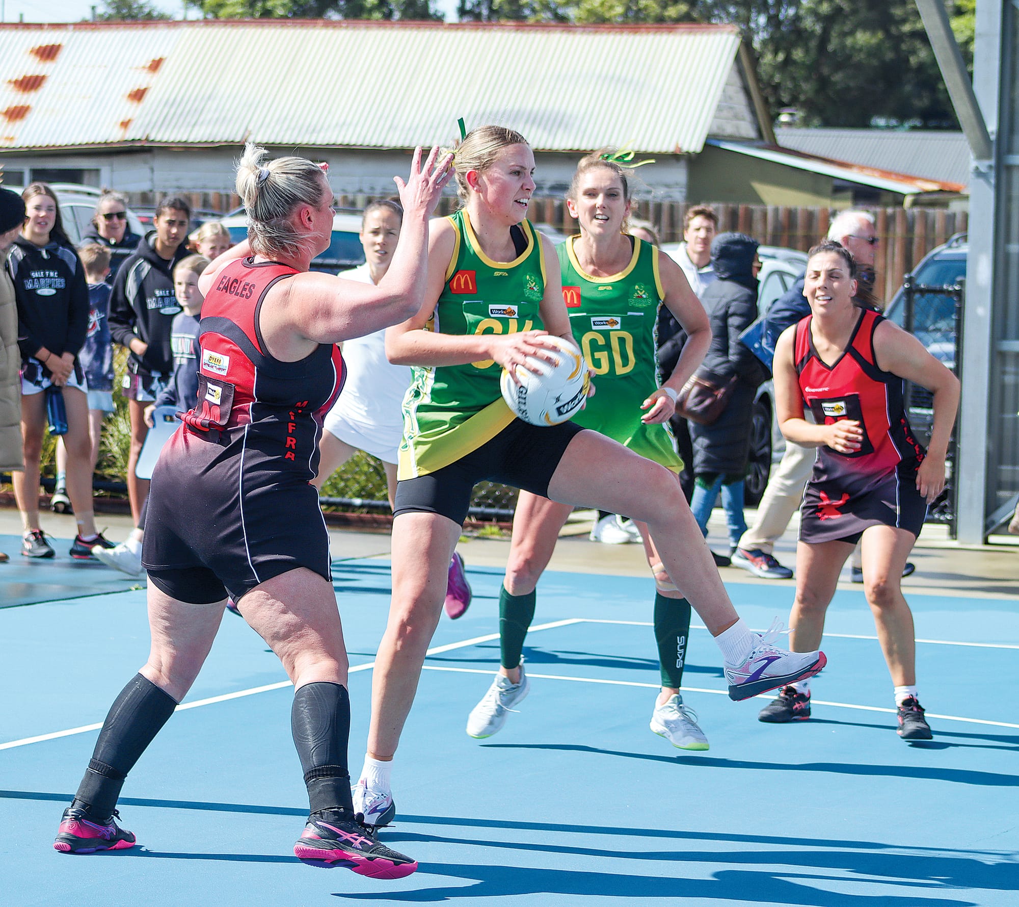 Leongatha’s Elly Egan looks for support during the Parrots’ defeat by Maffra. A23_3723