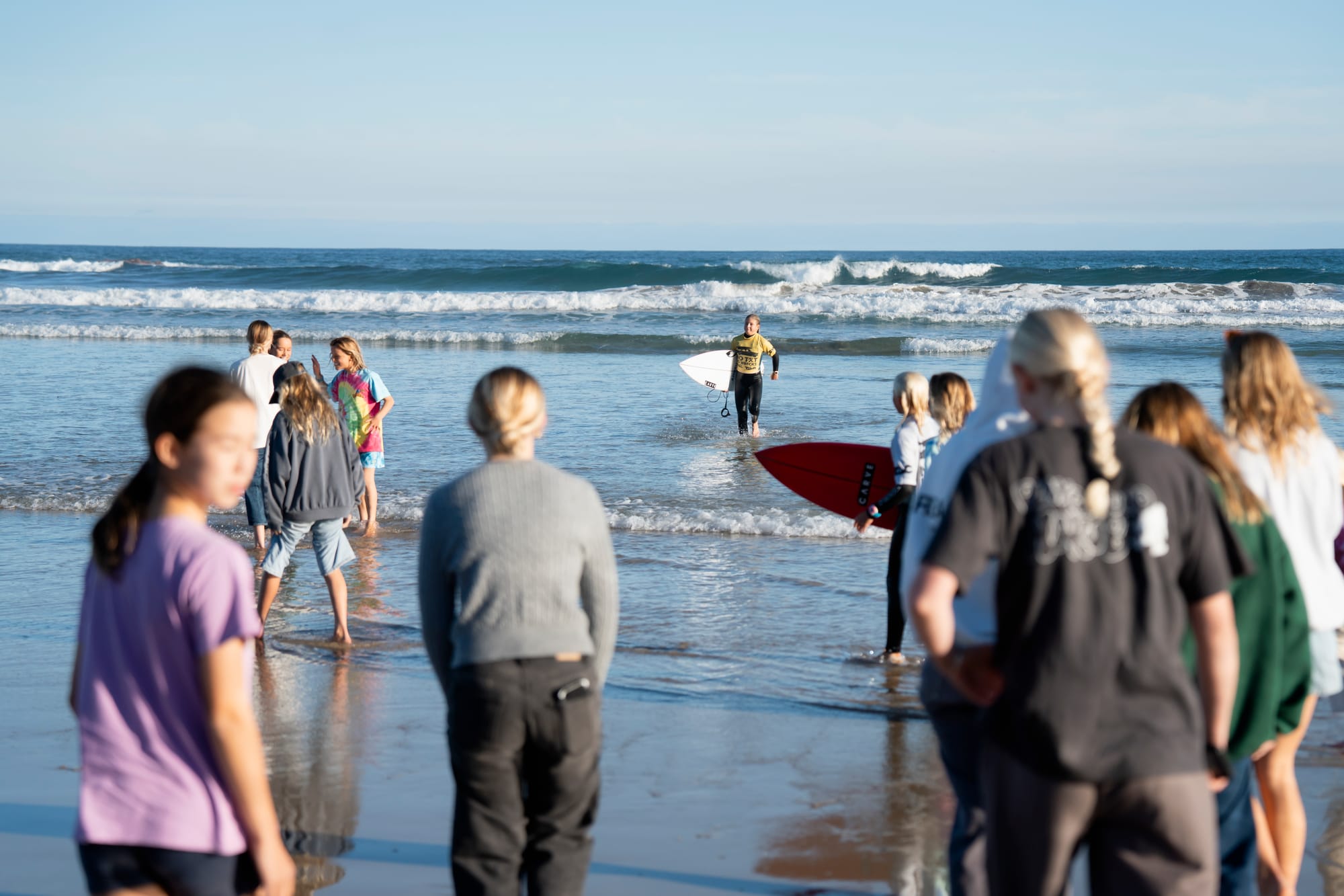 A thrilling weekend at Phillip Island for the Under 18 No TXT No Wrecks Victorian Junior Surfing Titles, pictured here local girl Scarlett Rennie finishing strong in first place for Round 3 and 2nd place overall. Photo: Noah Clifford (moshxmedia) / Surfing Victoria / Tommy Williams. 