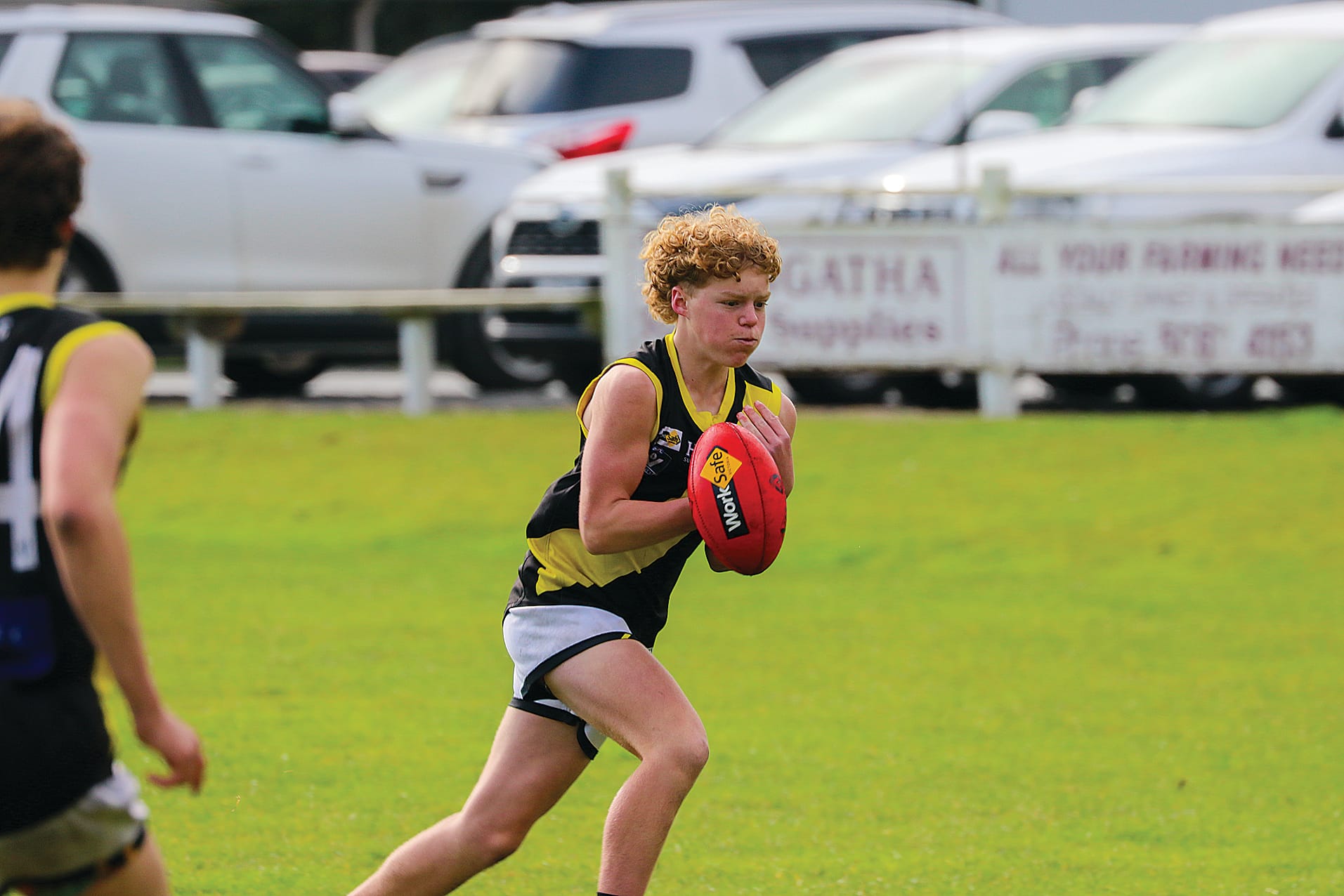 Archie Mahoney has possession and applies pressure on MDU despite the substantial lead. Z30_2924