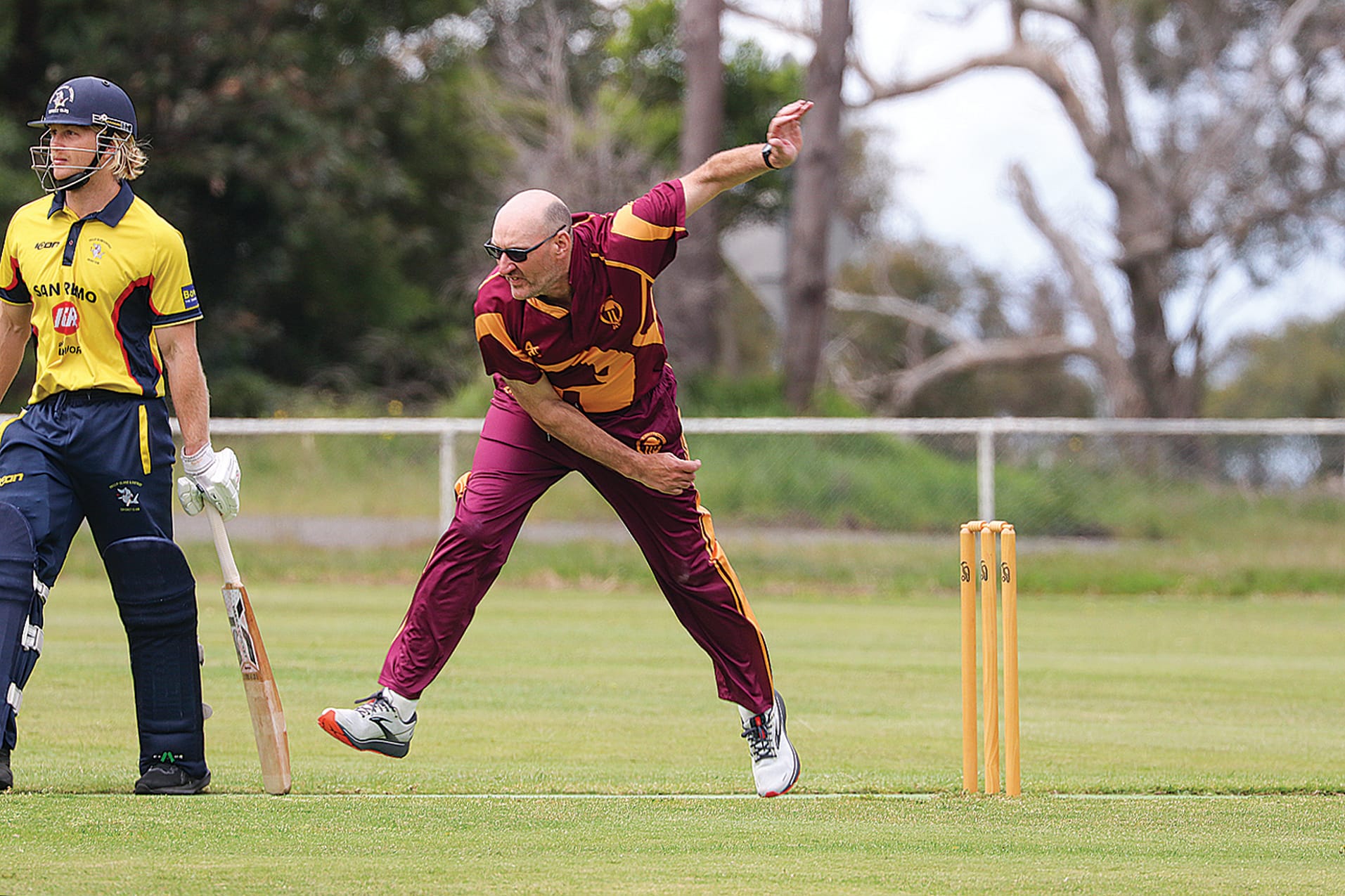 OMK Bowler Peter Dell to Island Sharks Heath Womersley. Z29_4523 
