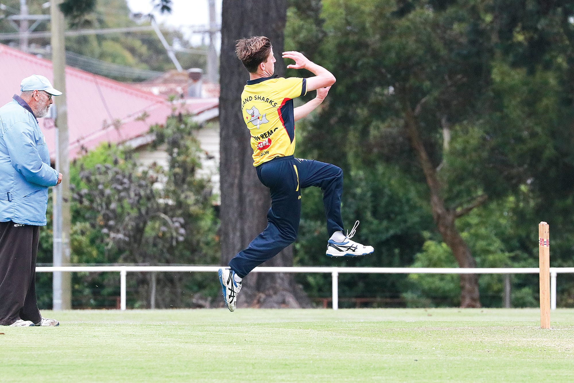 Phillip Island’s George McCausland bowling in the semi-final against Inverloch. Z39_1024