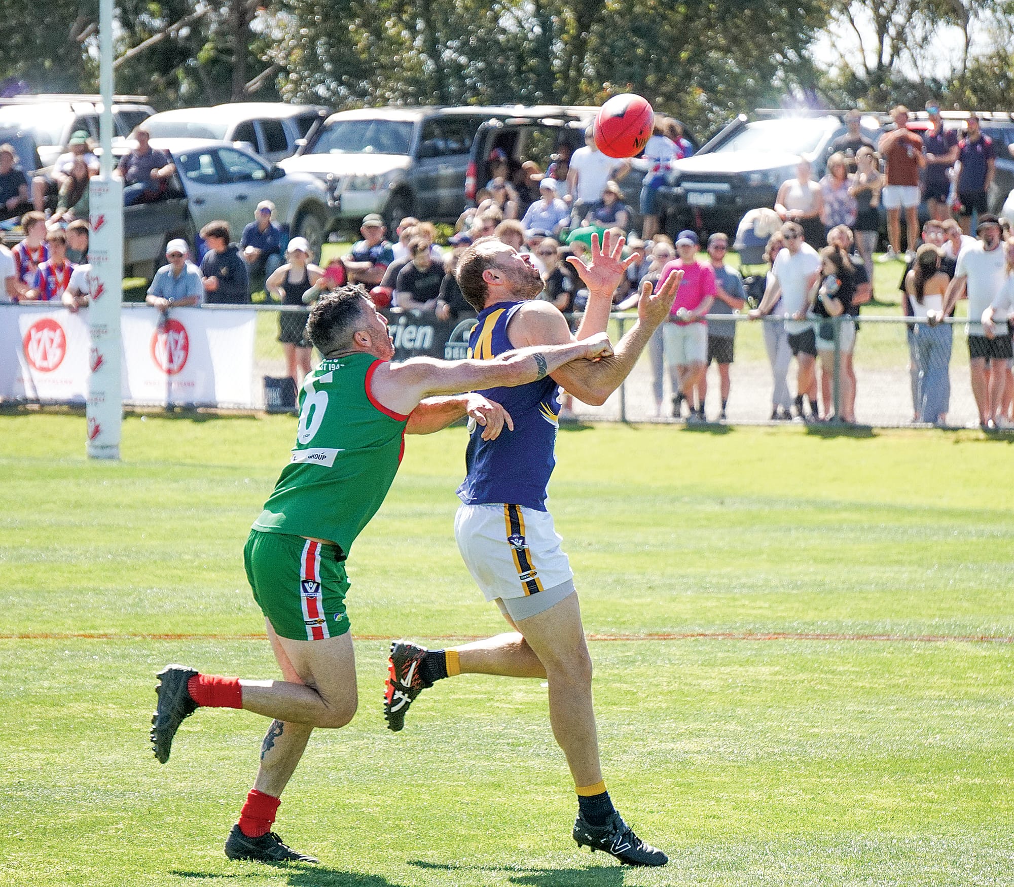 IK’s Lucas&nbsp;McMillan takes a great mark under pressure. Ns173823