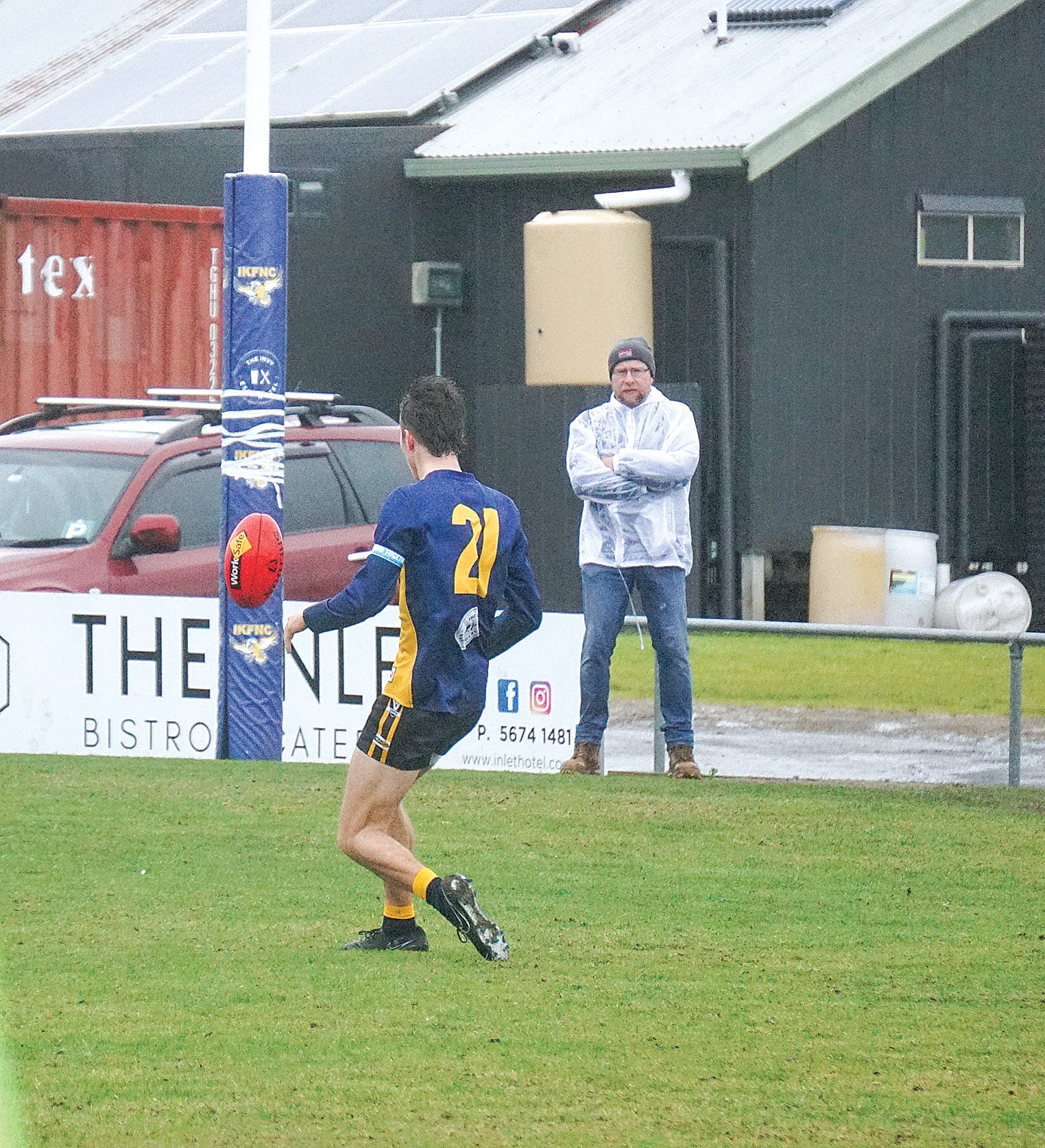 Josh Williams launches it through the goal. Ns04_3024
