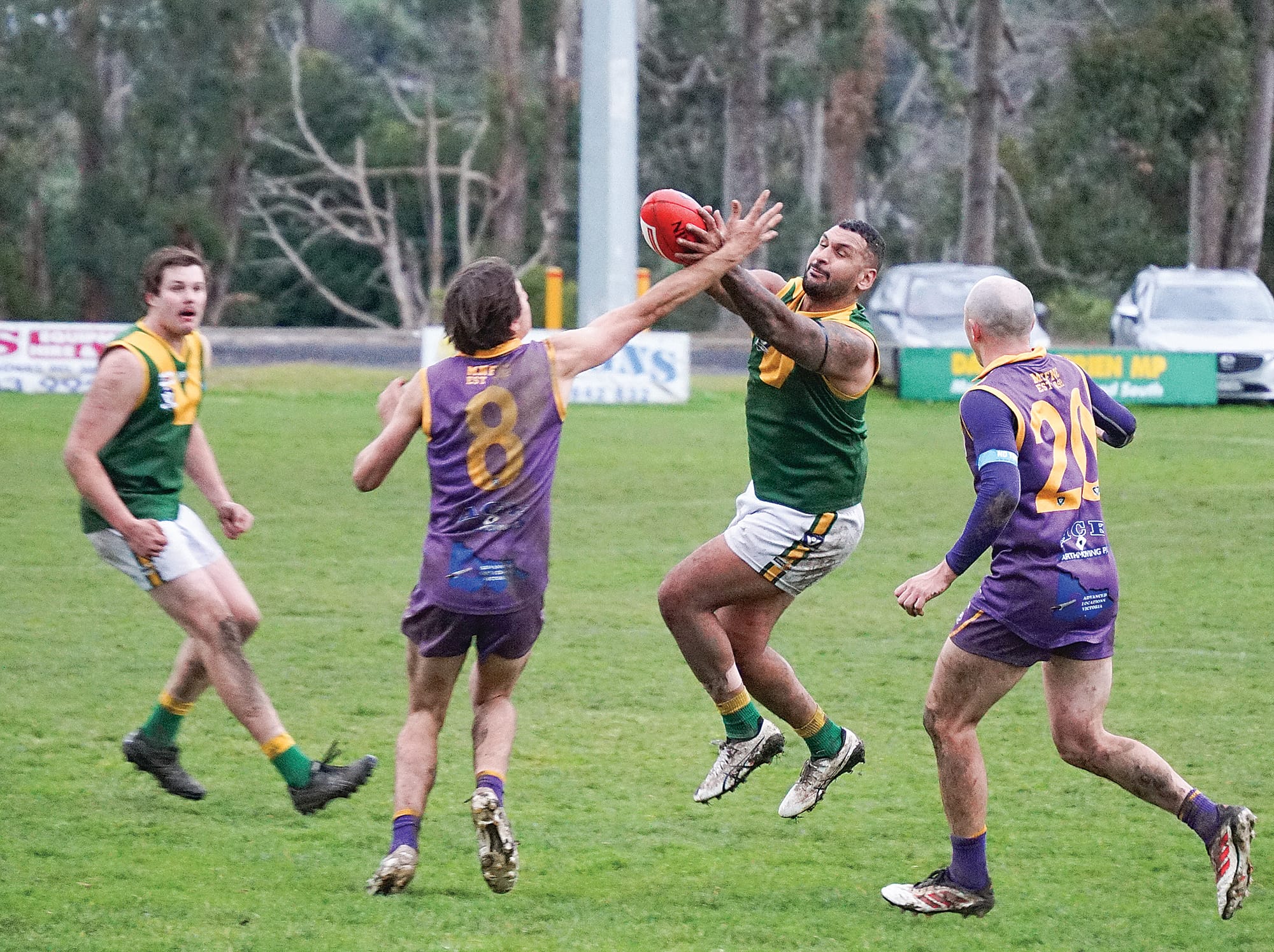 The Tigers’ Beau&nbsp;Peters contests the ball. ns22_3025
