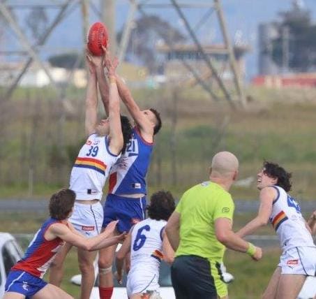 Will Dawson in an aerial contest for Gippsland Power against Eastern Rangers.