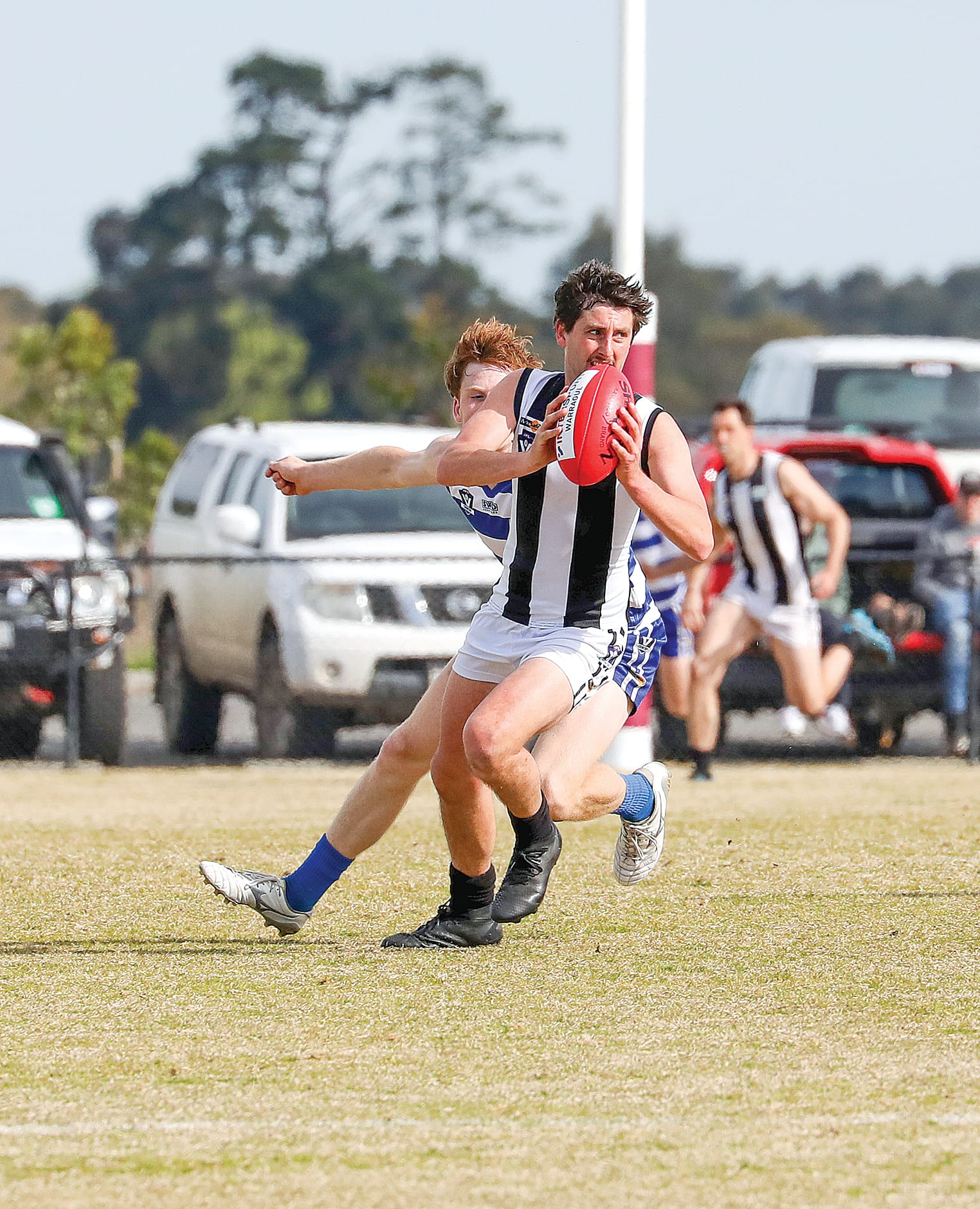 Matt Cozzio looks for a Poowong teammate in the elimination final.
