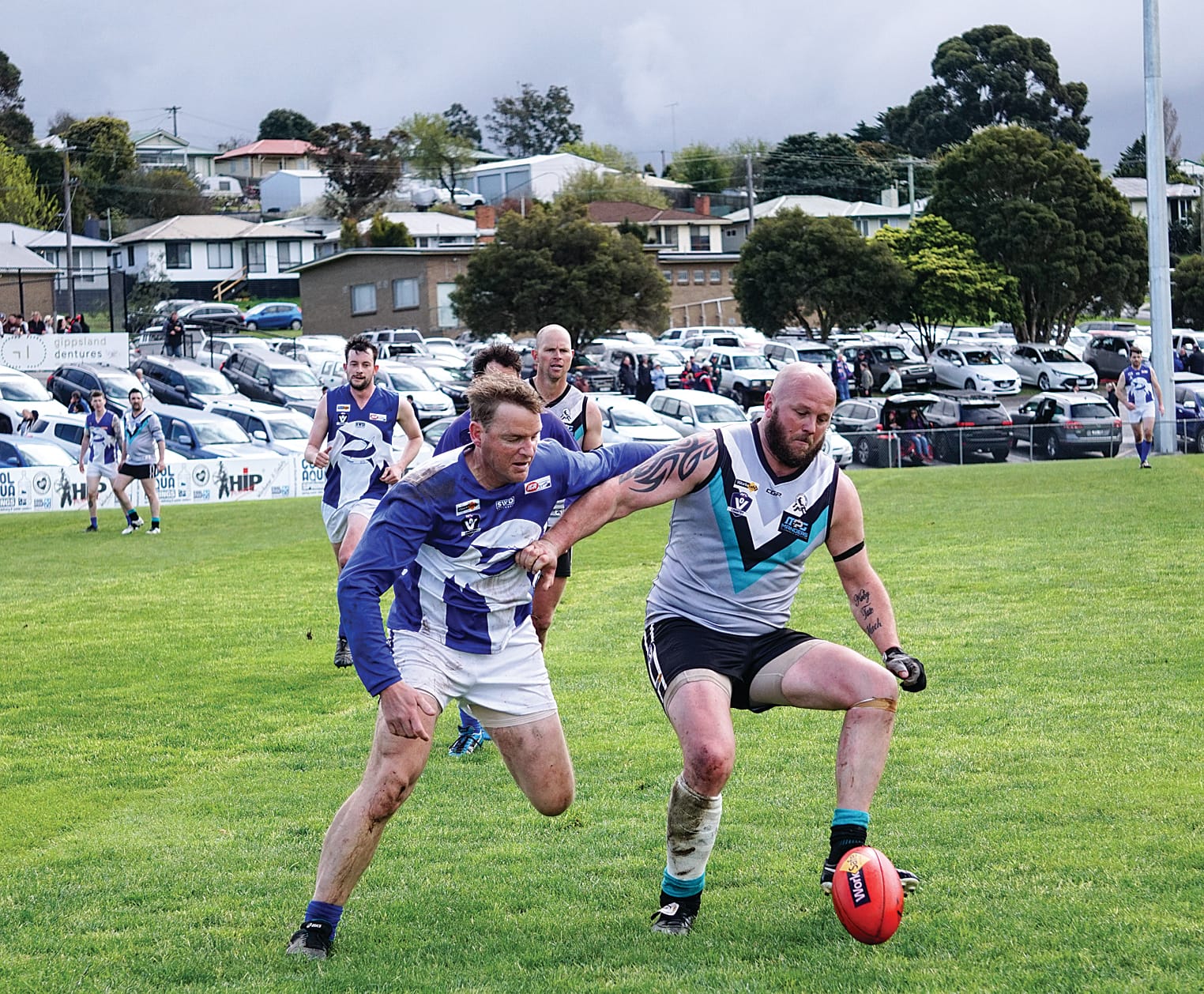 Nick McRae and Lukas&nbsp;Jenkins both looked to secure the ball. Ns073722