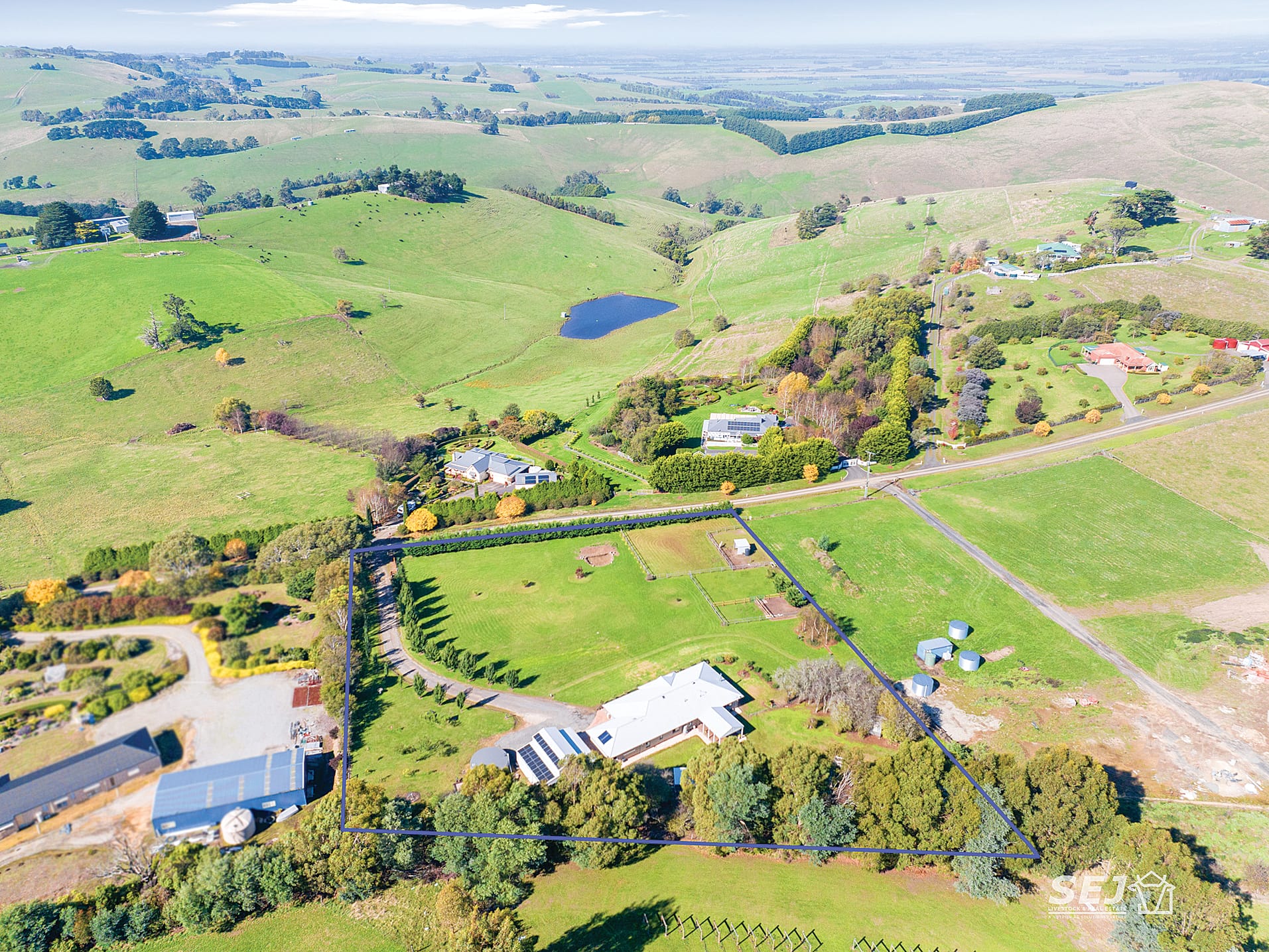 “Sunrise sanctuary”: Your modern country escape awaits!