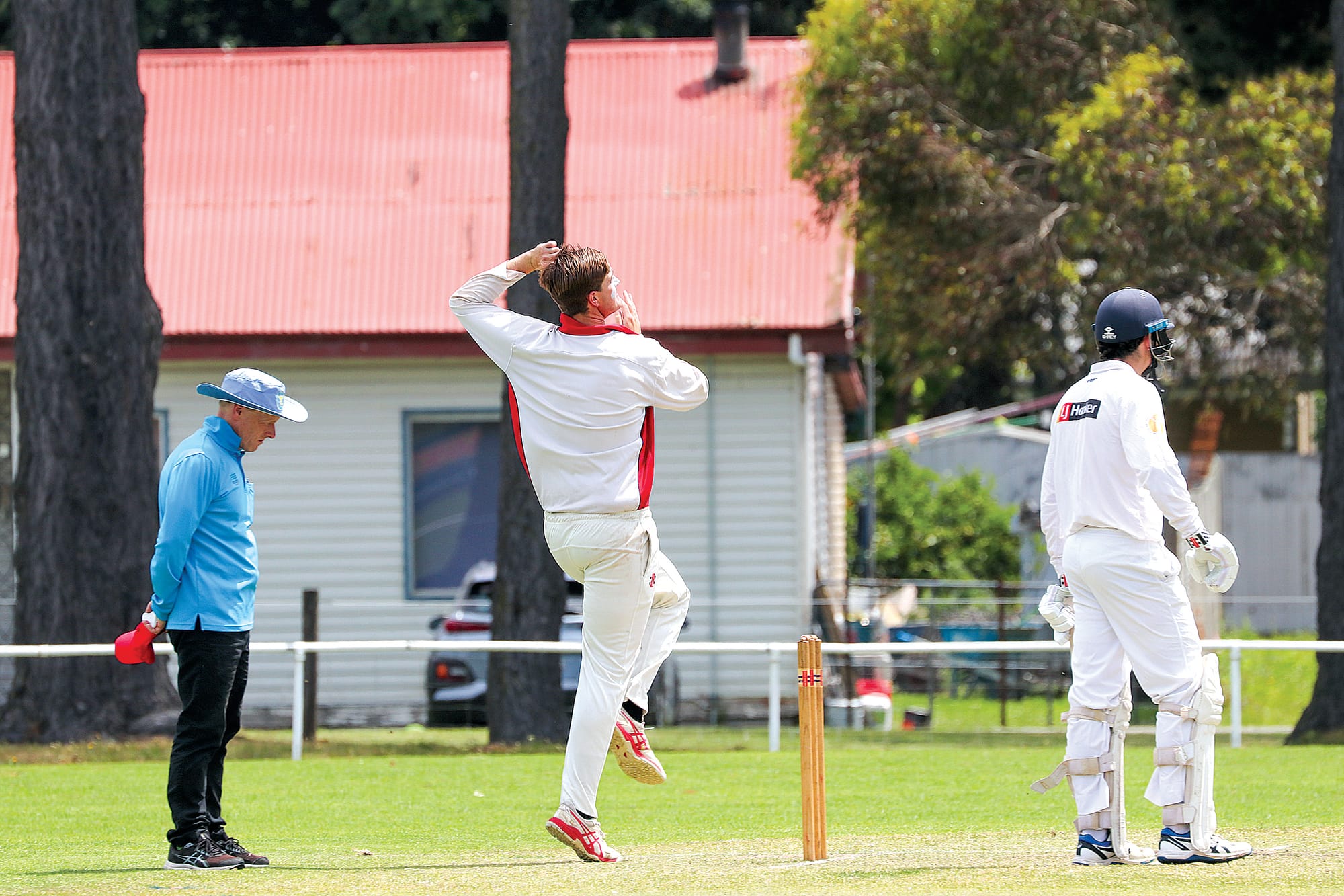 Ben McRae&nbsp;bowling for Glen Alvie against Inverloch. Z21_4724
