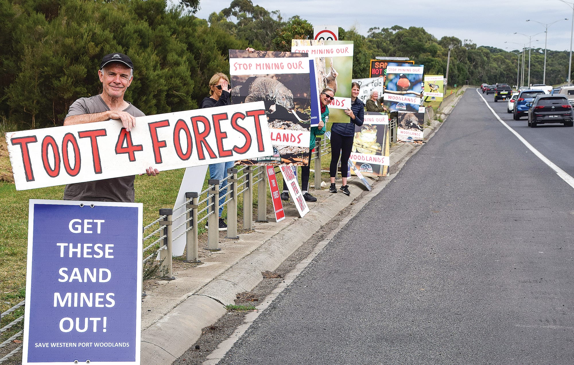 There was no missing the message as visitors arrived in Bass Coast for Easter last Friday – Save the Western Port 
Woodlands – with concerned locals including singer-songwriter Tim O’Brien, Jenny Hibble, Grace and Maddie
Matarazzo, and Sue Linley putting the message out there ahead of further public hearings this week.