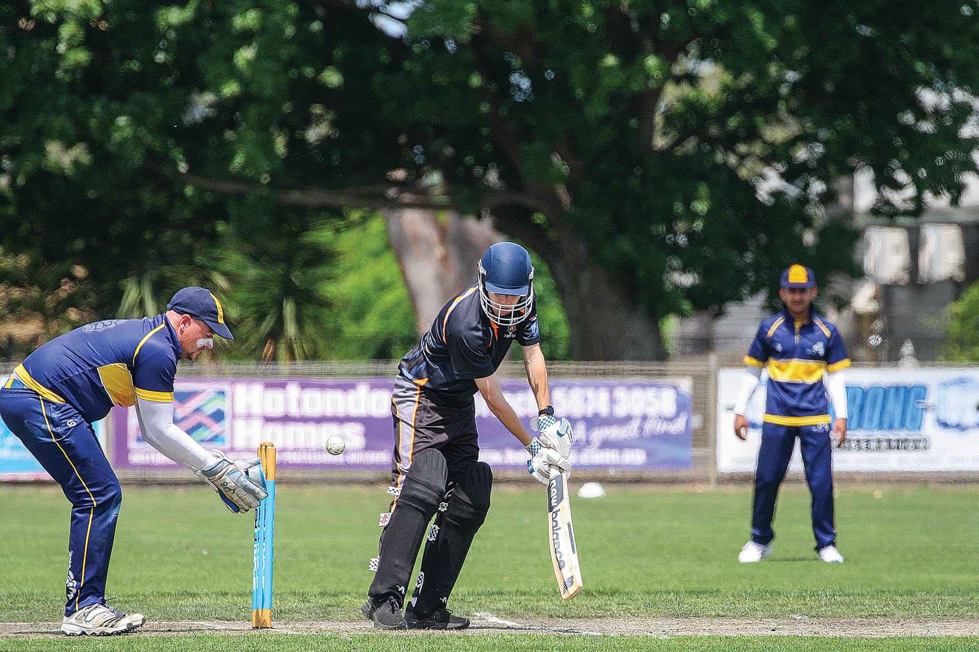 The ball goes straight into Koonwarra’s hands. 