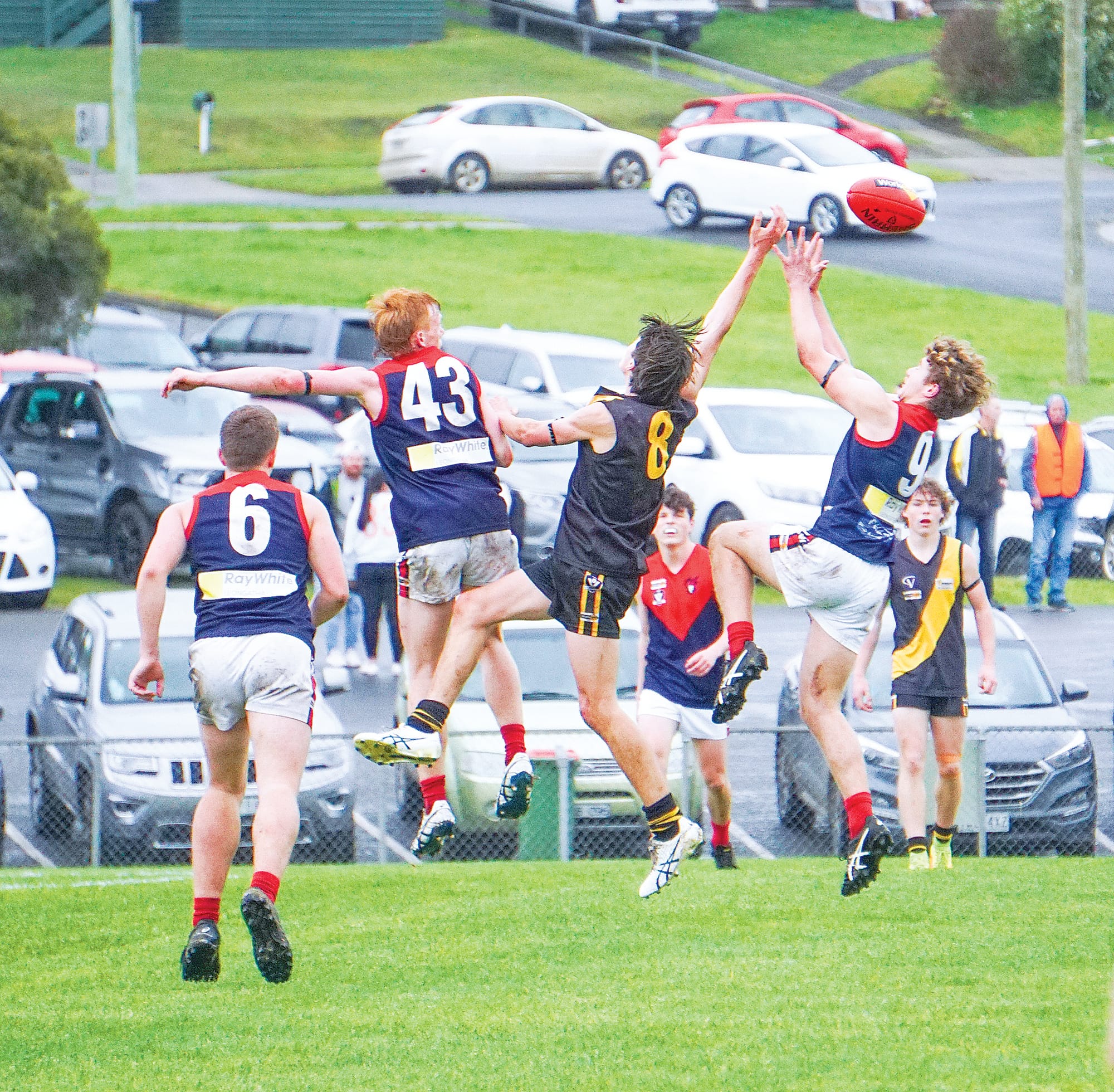 The Tiger’s Jesse Chila and MDU’s Timothy&nbsp;Hibberson go for the mark in the final minutes of the game. Ns033722