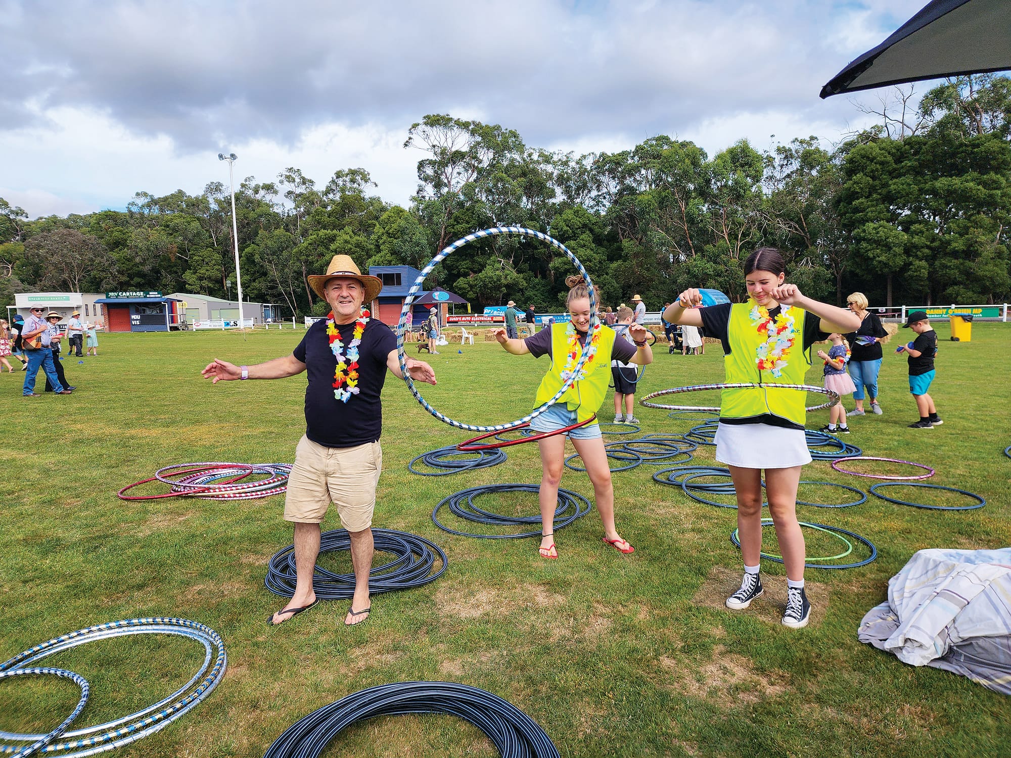 Paul Papettas from Mornington joined local volunteers Holly Martelli (Meeniyan) and Alice McGillivray (Inverloch) on the hula hoops. C42_0823
