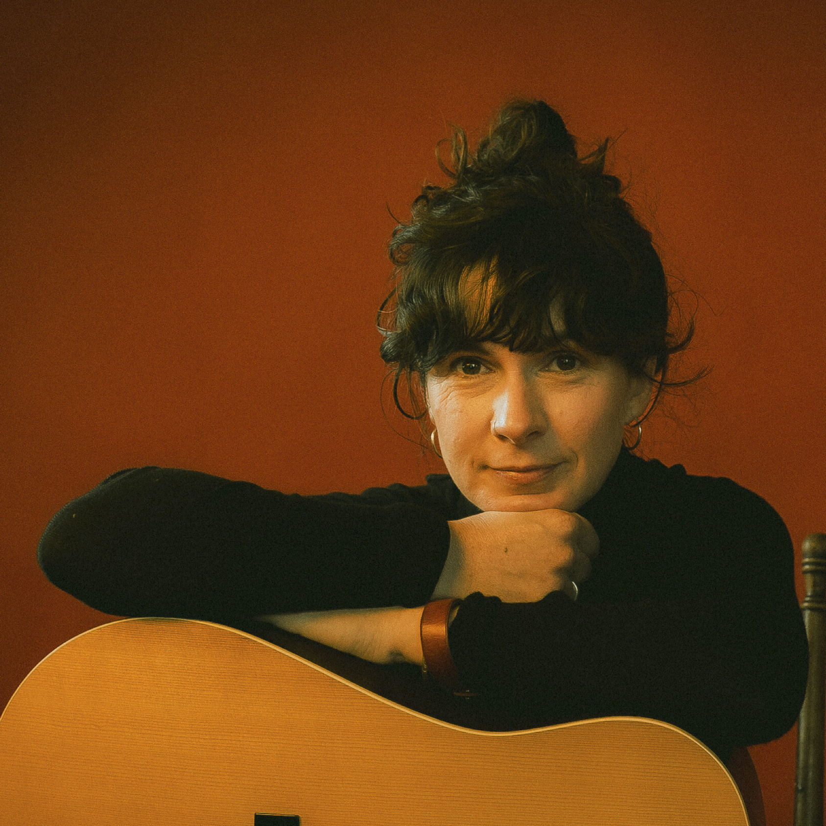 Lucy Farrell’s voice is made elegant with sparse, careful accompaniment on tenor guitar and occasionally viola, carving out a unique niche for an artist at the forefront of contemporary English folk music. Photo: Green Note. 