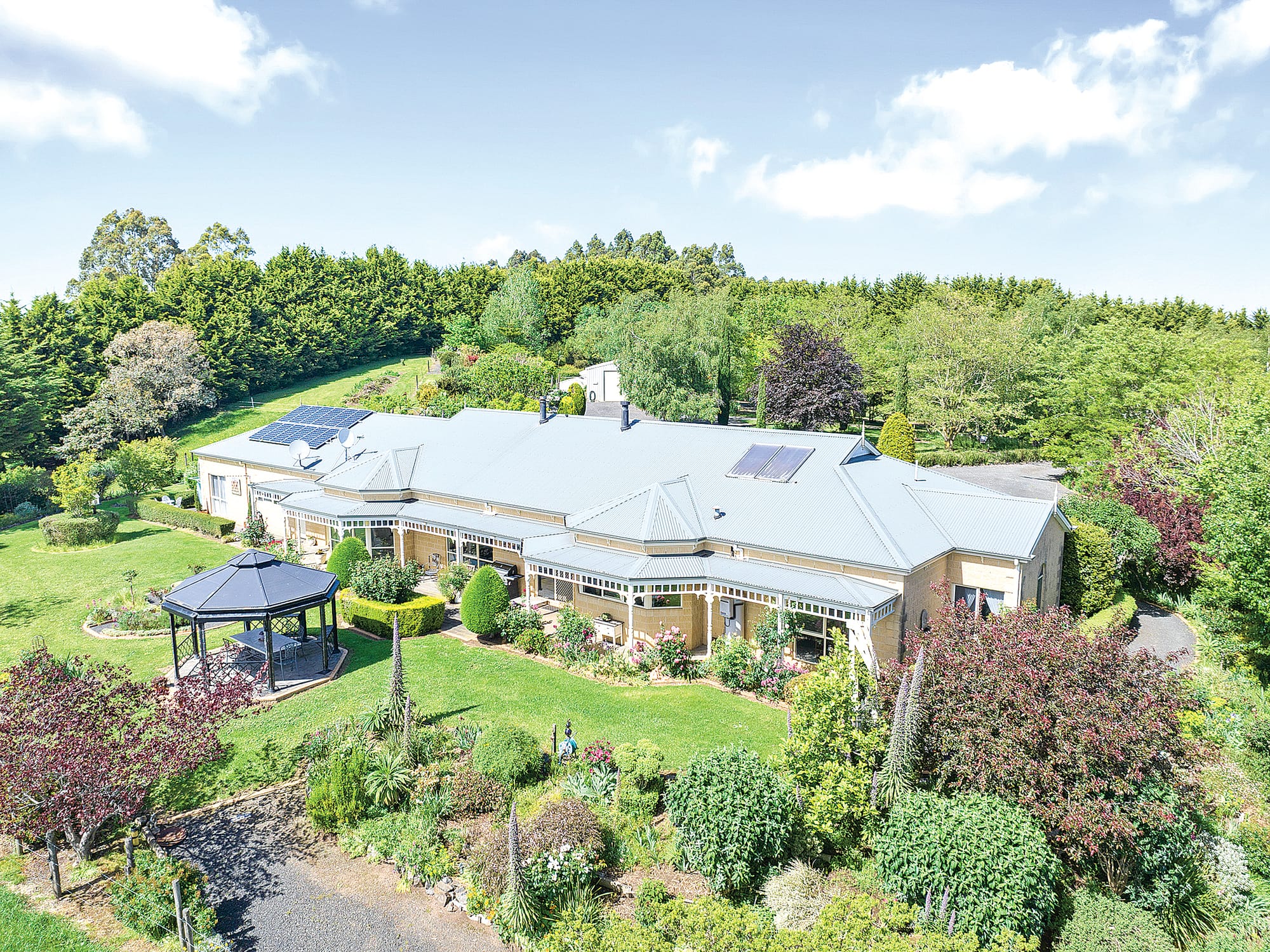 Stunning family retreat on 10 acres