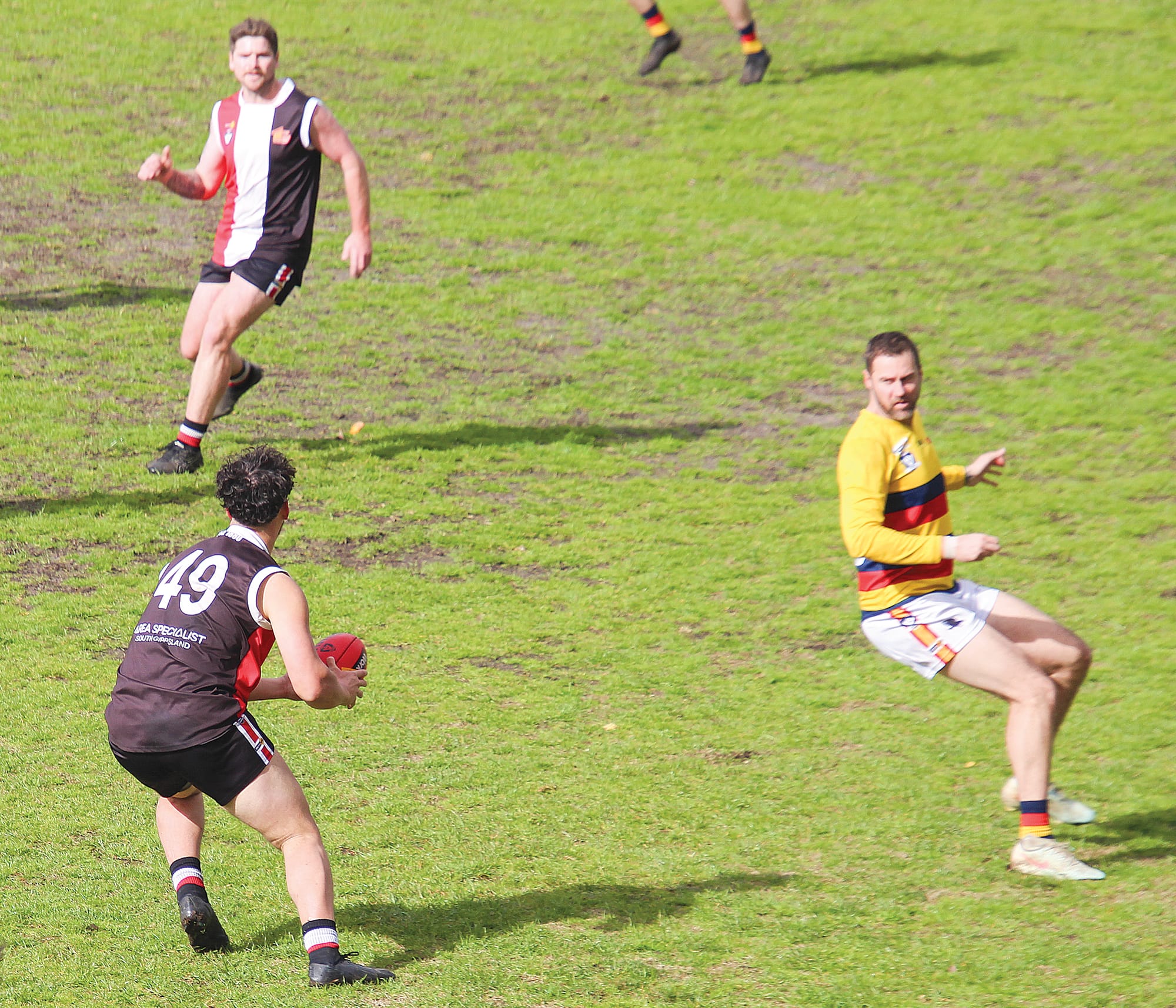 Tane White manages to avoid this tackle and send Nyora into attack. 