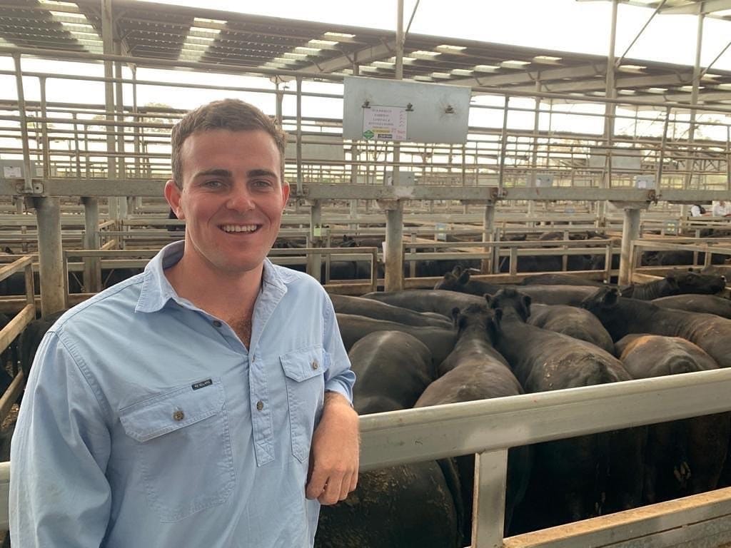 Local ‘Farmer Wants a Wife’ at Leongatha Saleyards