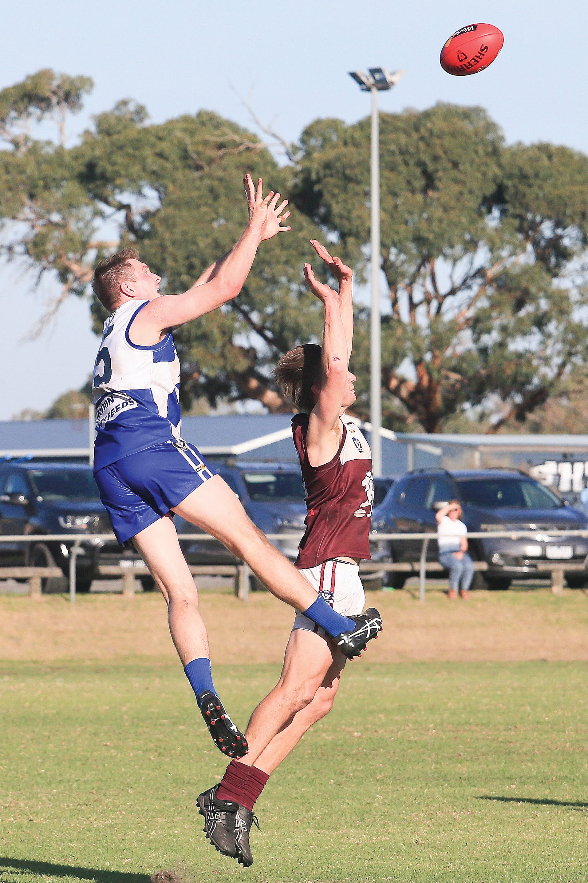 Tarwin’s Jordan Staley and Stony Creek’s Chris Verboon leap for the mark. Photo: G.S. Bruning.
