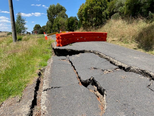 Kernot-Krowera Road still closed