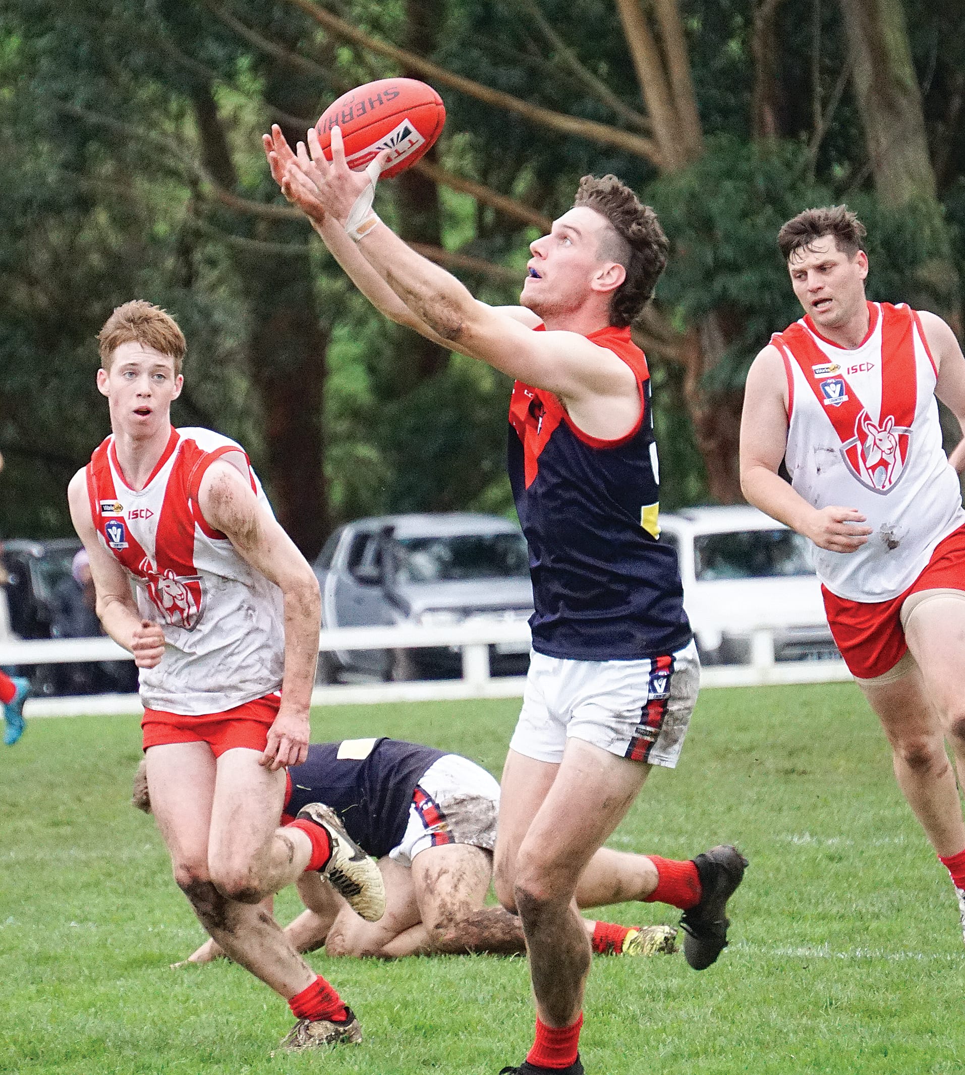 The ball falls right into Joel&nbsp;Leeden hands. Ns13_2424