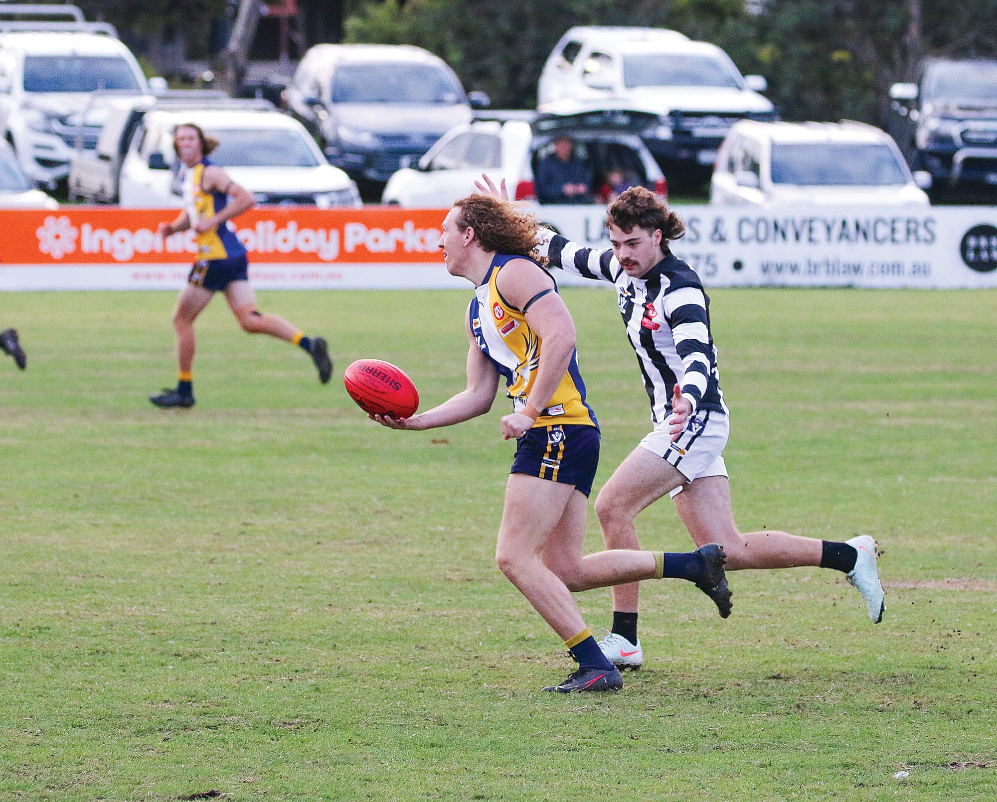 Harry McInnes gets the handball away. ob14_2325
