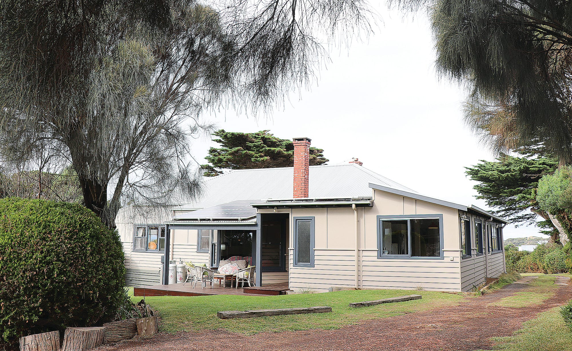 The 1920’s homestead at 10 Dunvegan Crescent, Surf Beach was selected for the first season of Channel 9’s Beach House Hunters Australia. Z03_1623 