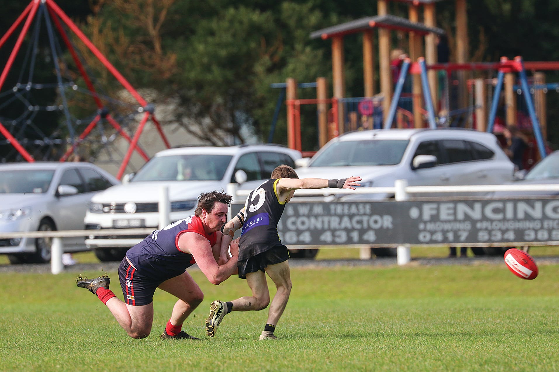 Good pressure by Alexander Battersby on Mirboo North’s Xavier Spaull. Z29_2924 
