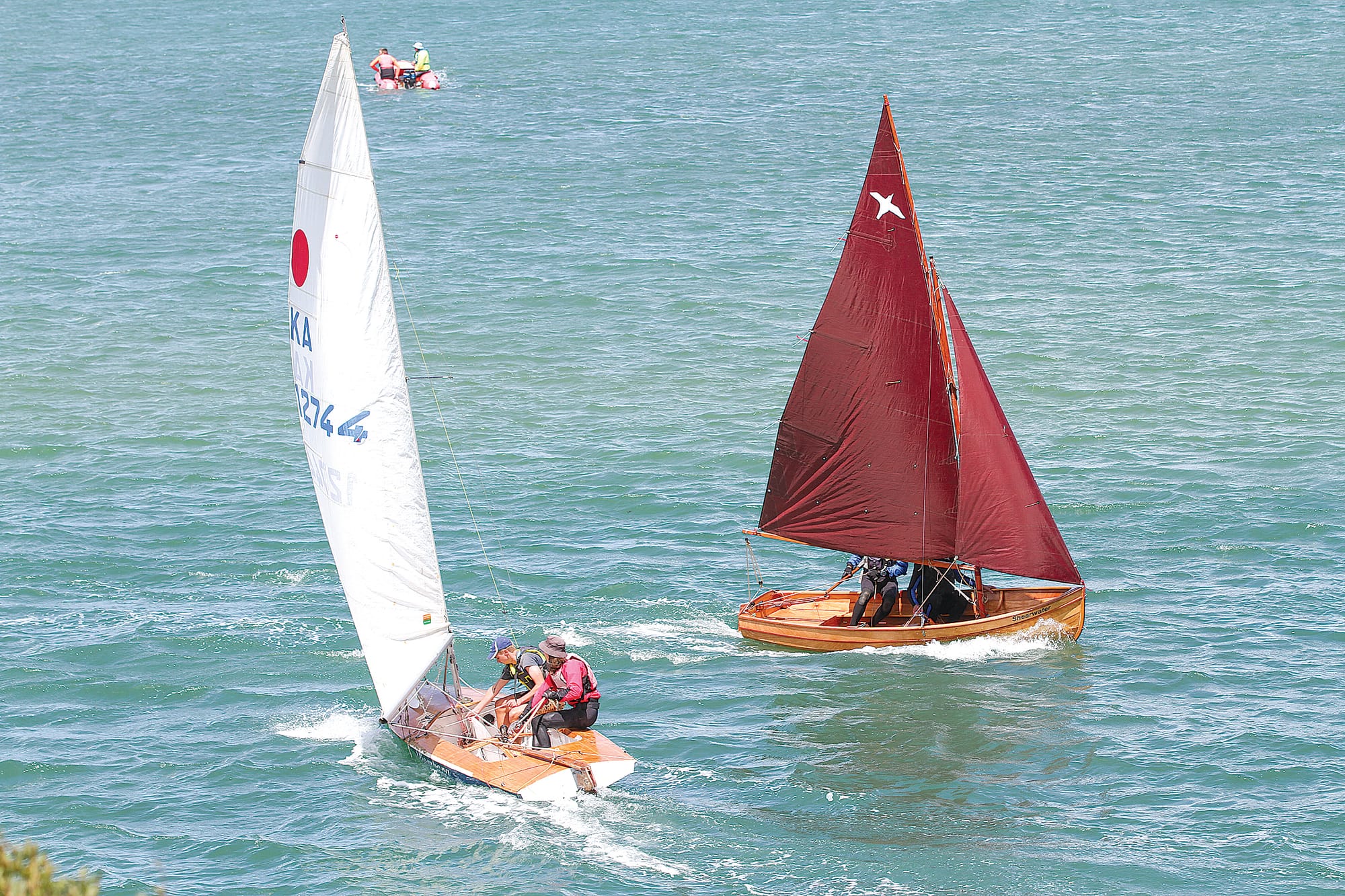 Raceday tension in the Inverloch Wooden Dinghy Classic B69_0725