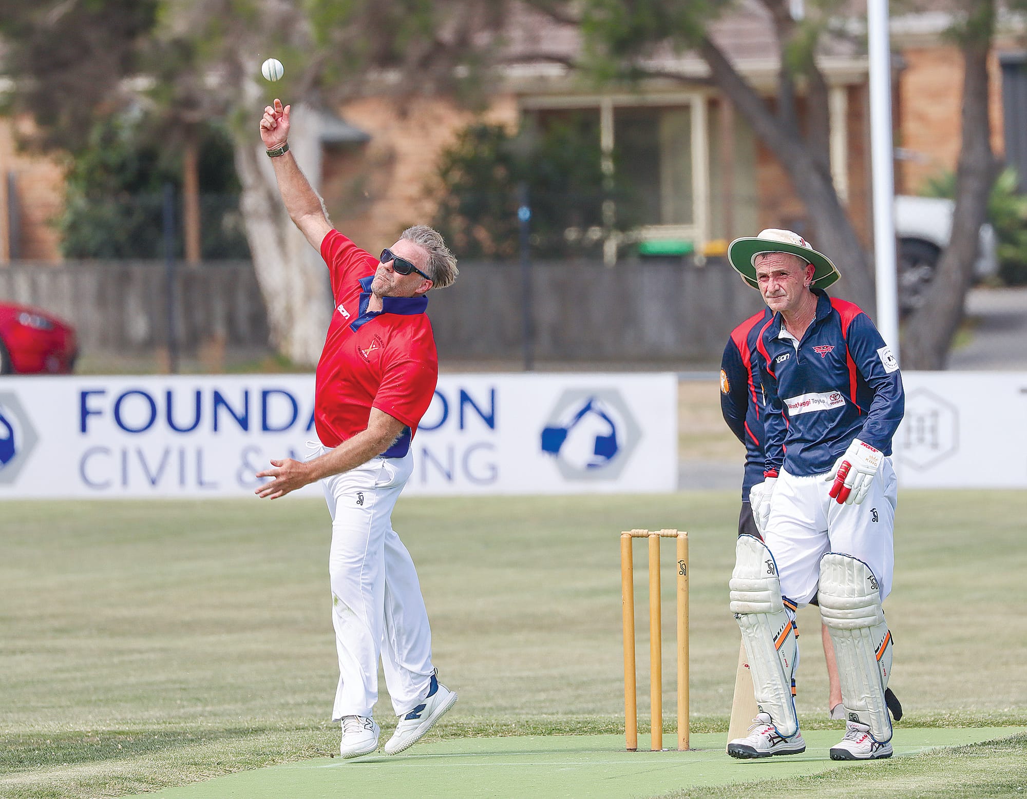 Kent Andersen bowls for Glen Alvie during its C2 win over Inverloch. A35_0825