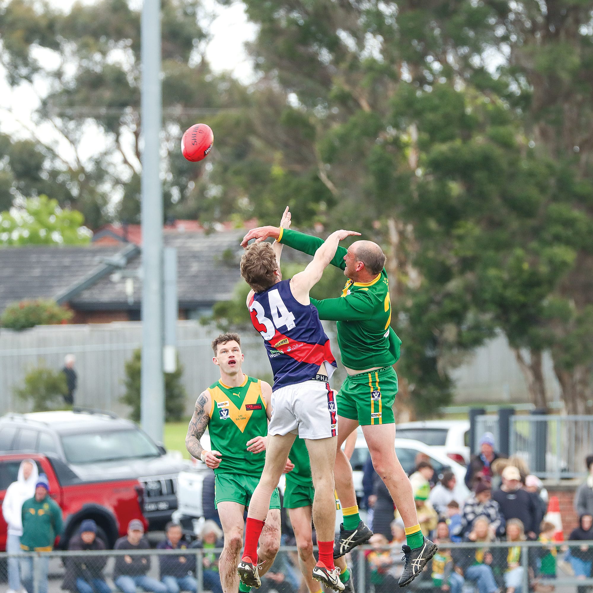 Best on Ground Josh Schelling competes in the ruck for Leongatha against Bairnsdale’s Liam Bleyswyk during the Parrots’ Reserves premiership win. A45_3924