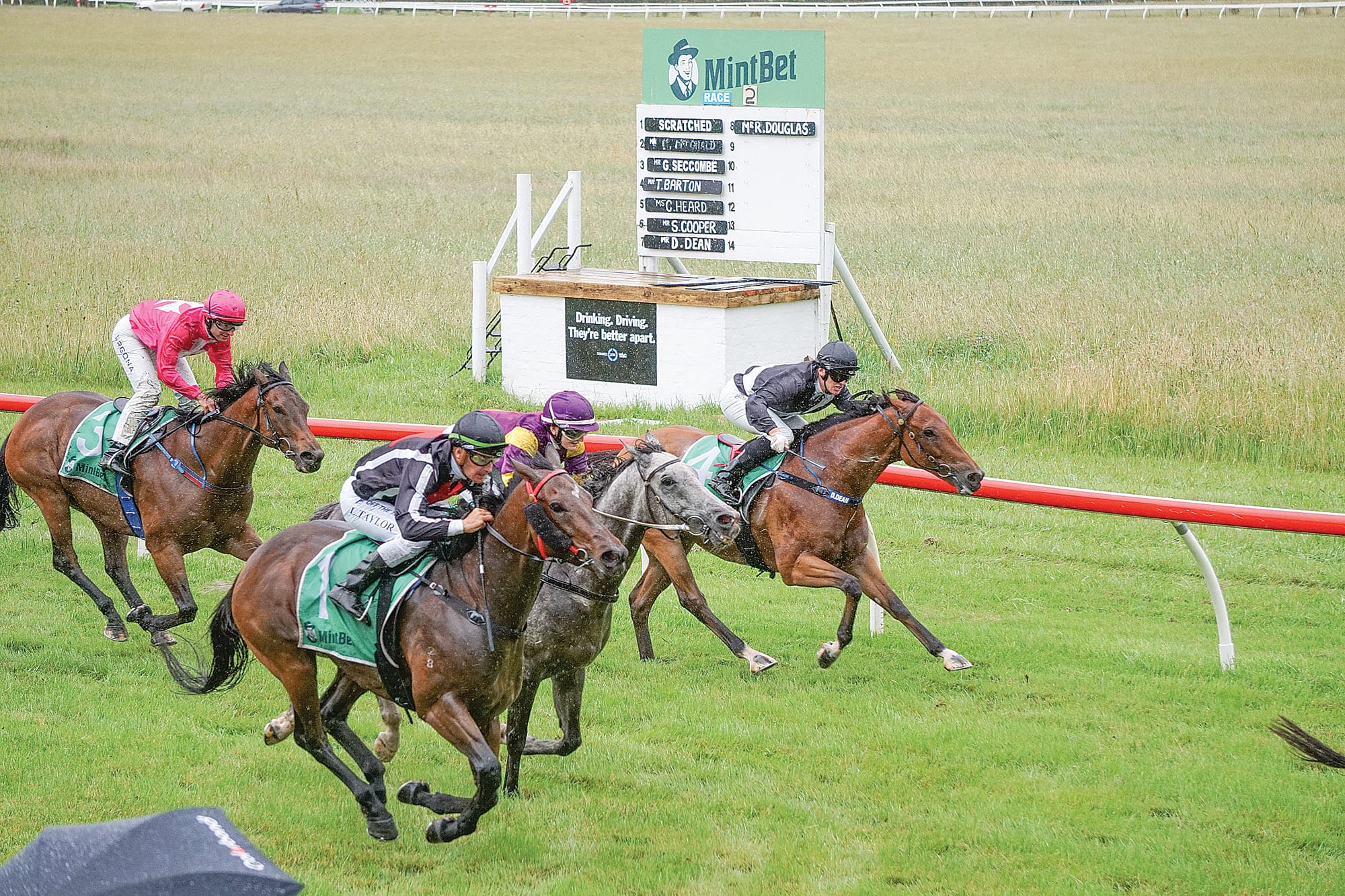 Jockeys battle it out for the top spot. Ns15_4923