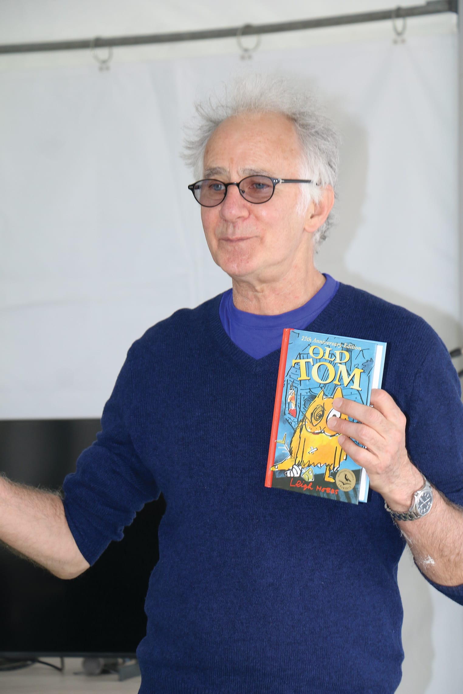 Author Leigh Hobbs delighted children during his workshop at Fishy Stories. tk08_4723