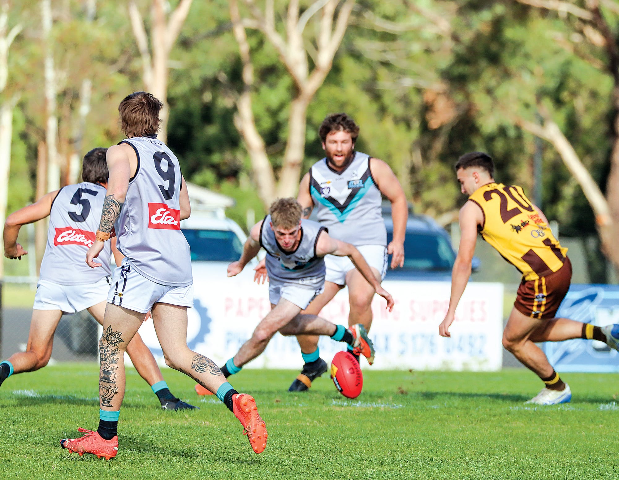 Toora and Morwell East appear to be dancing around the maypole as they approach the Sherrin. A23_2125