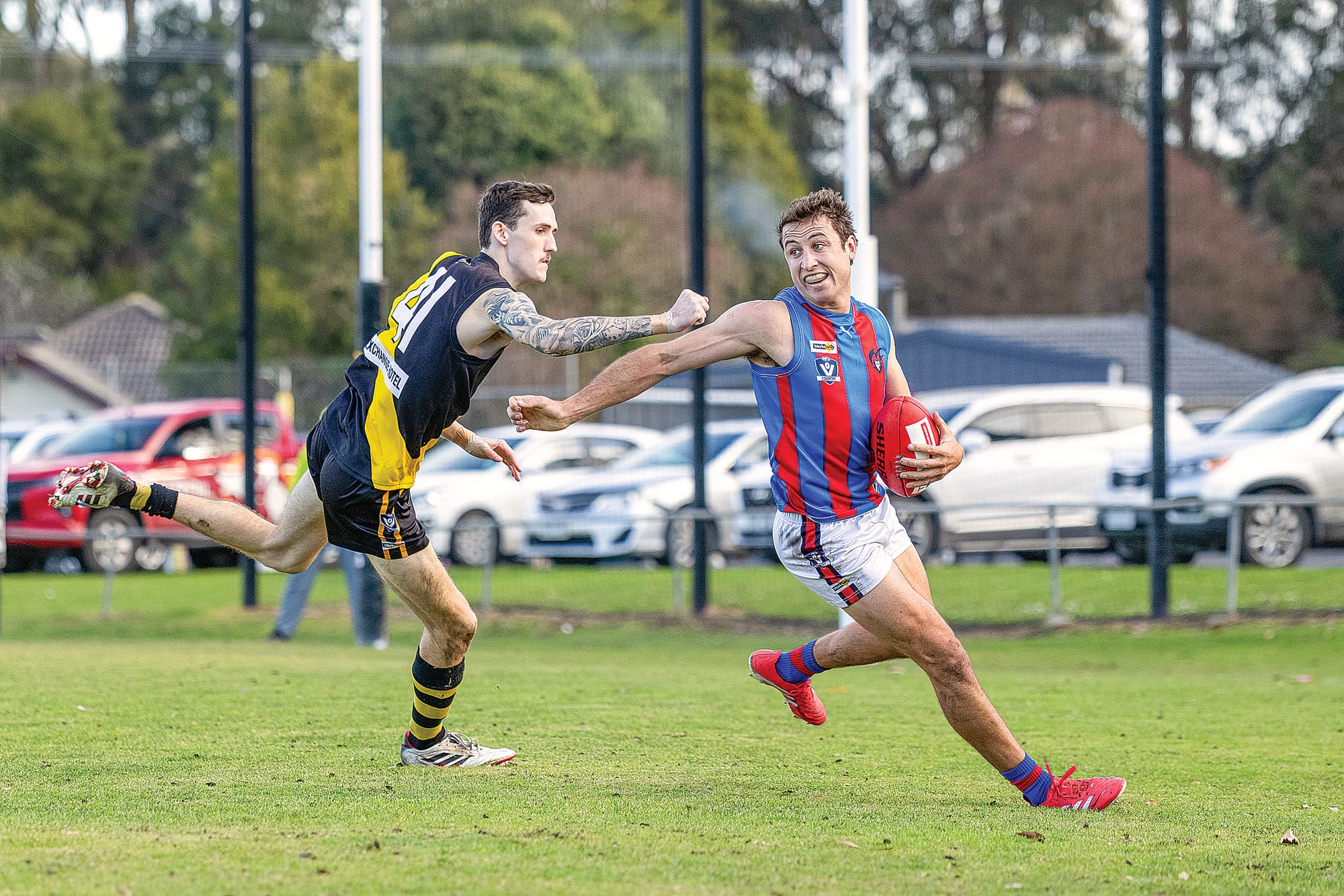 MDU’s Sam Wilson escapes Jaxon Lewis. Photo: Bec Casey Sports Photography.