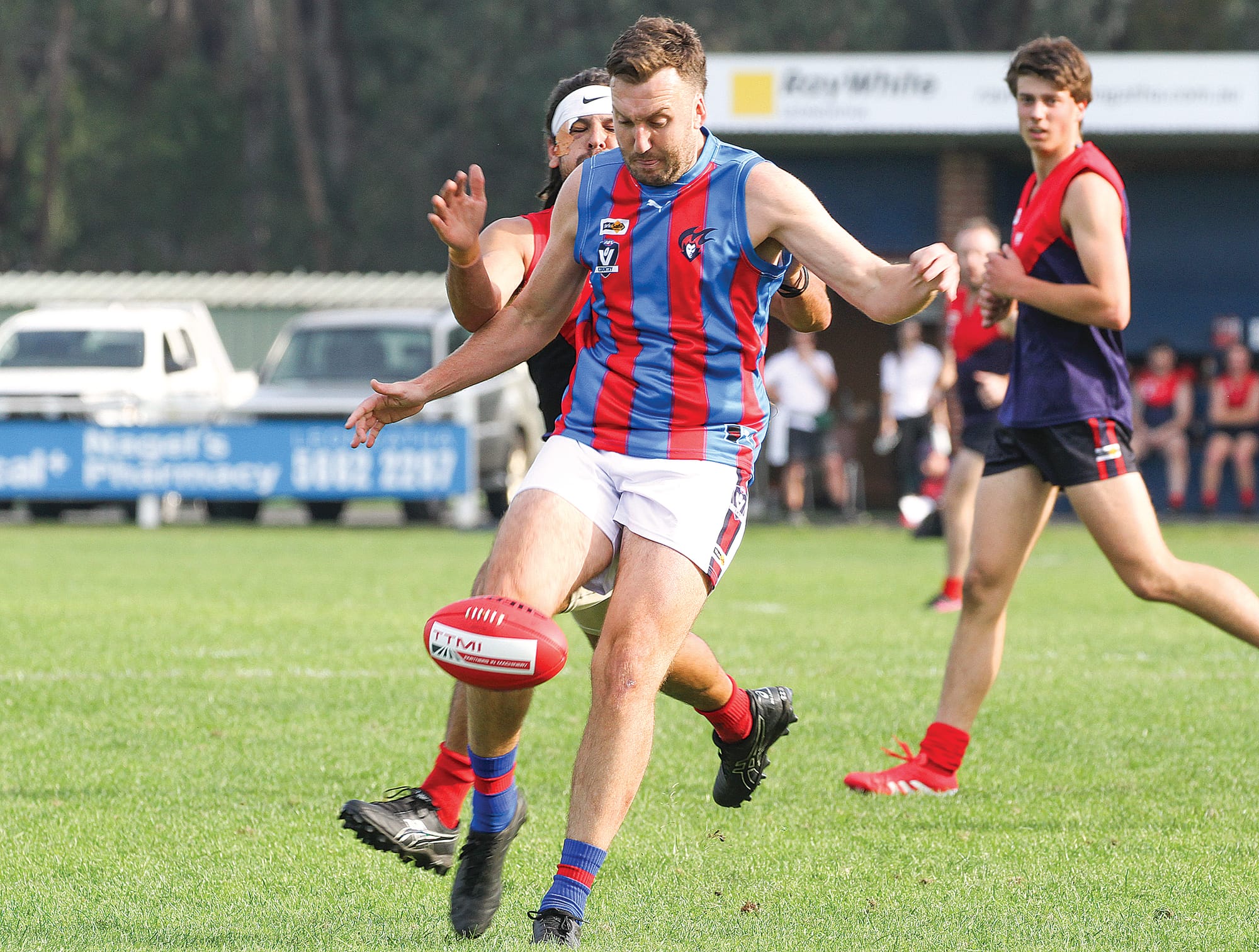 A short pass from MDU’s Luke Marriott. B29_1825