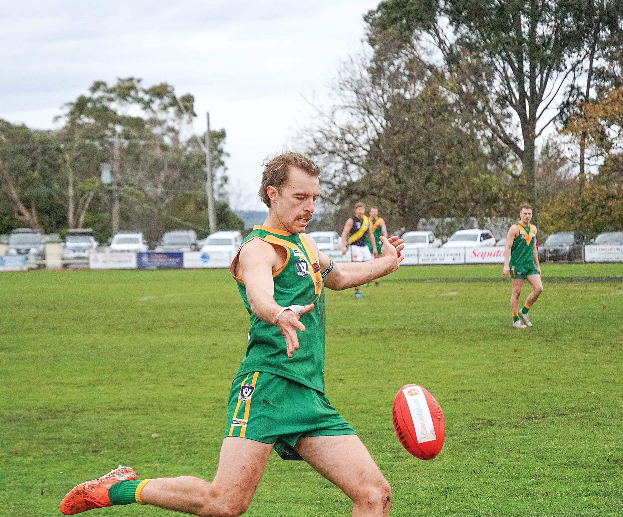 The Parrots’ Jack Hume sends it down the field. ns18_3025
