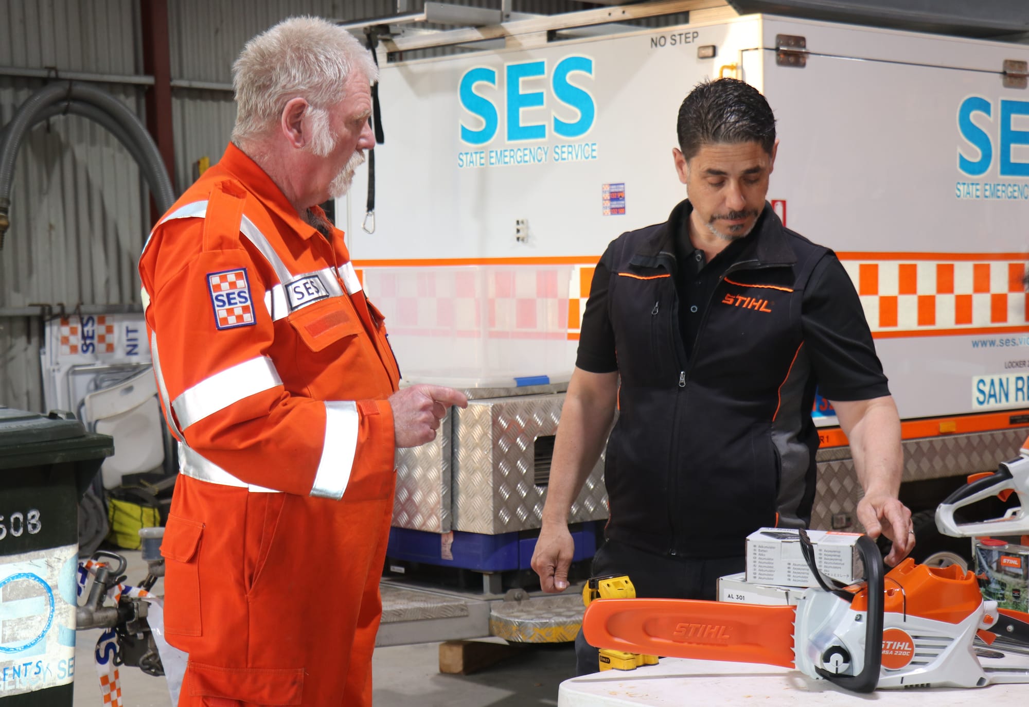 Training of the new MSA 220 C-B 36V cordless chainsaw with Steve Gallyot, technical training manager for Stihl.