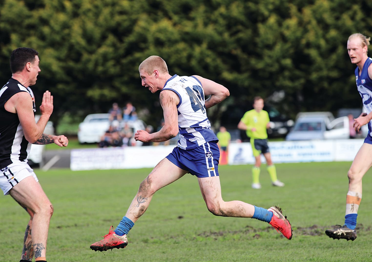 Tarwin’s Noah Bee-Hickman runs full throttle fighting for the lead against Yinnar and takes a huge bump in the final term. Z26_3622
