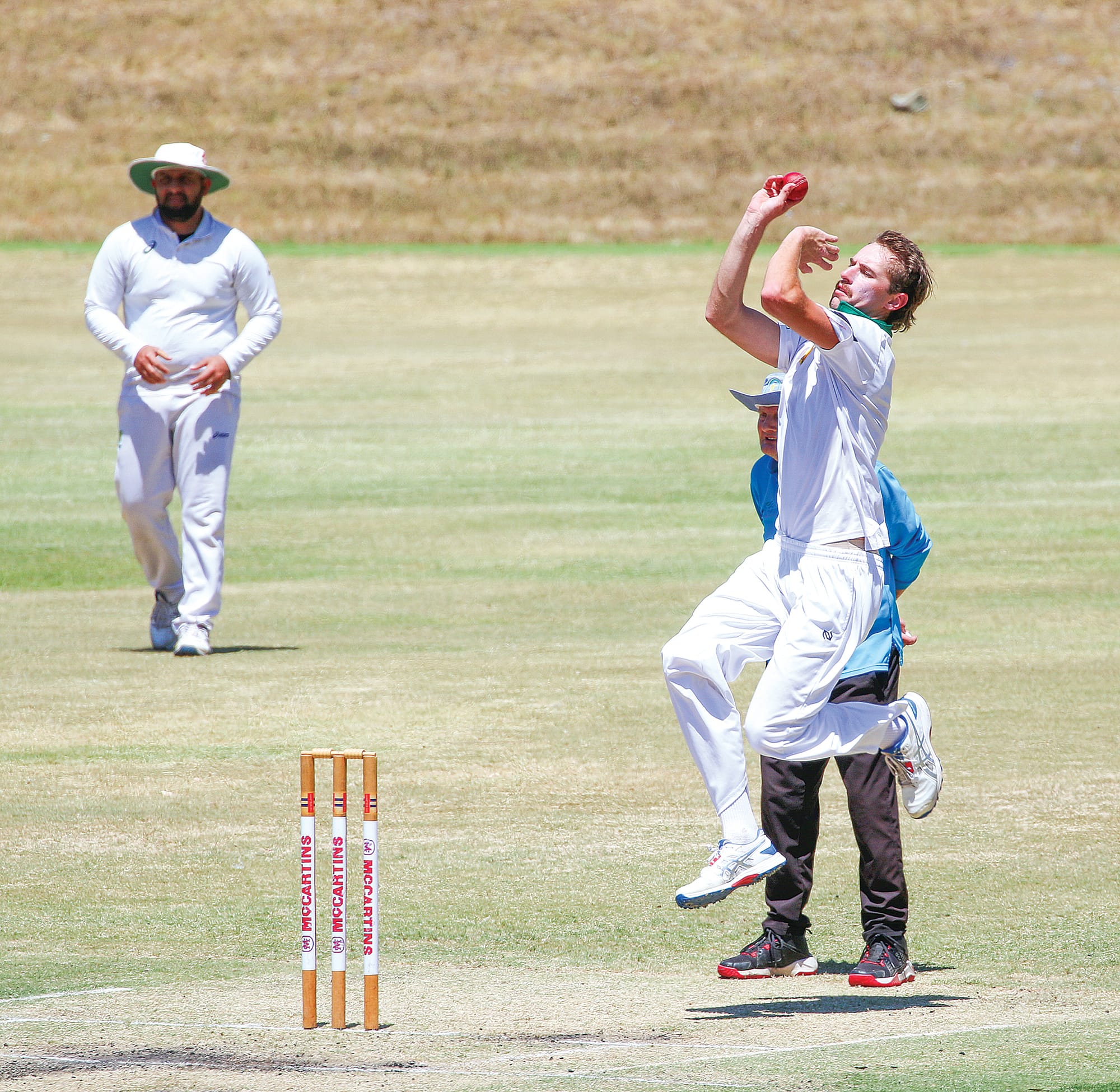 A flying bowl from one of the Hume brothers to Quaife. C32_0525