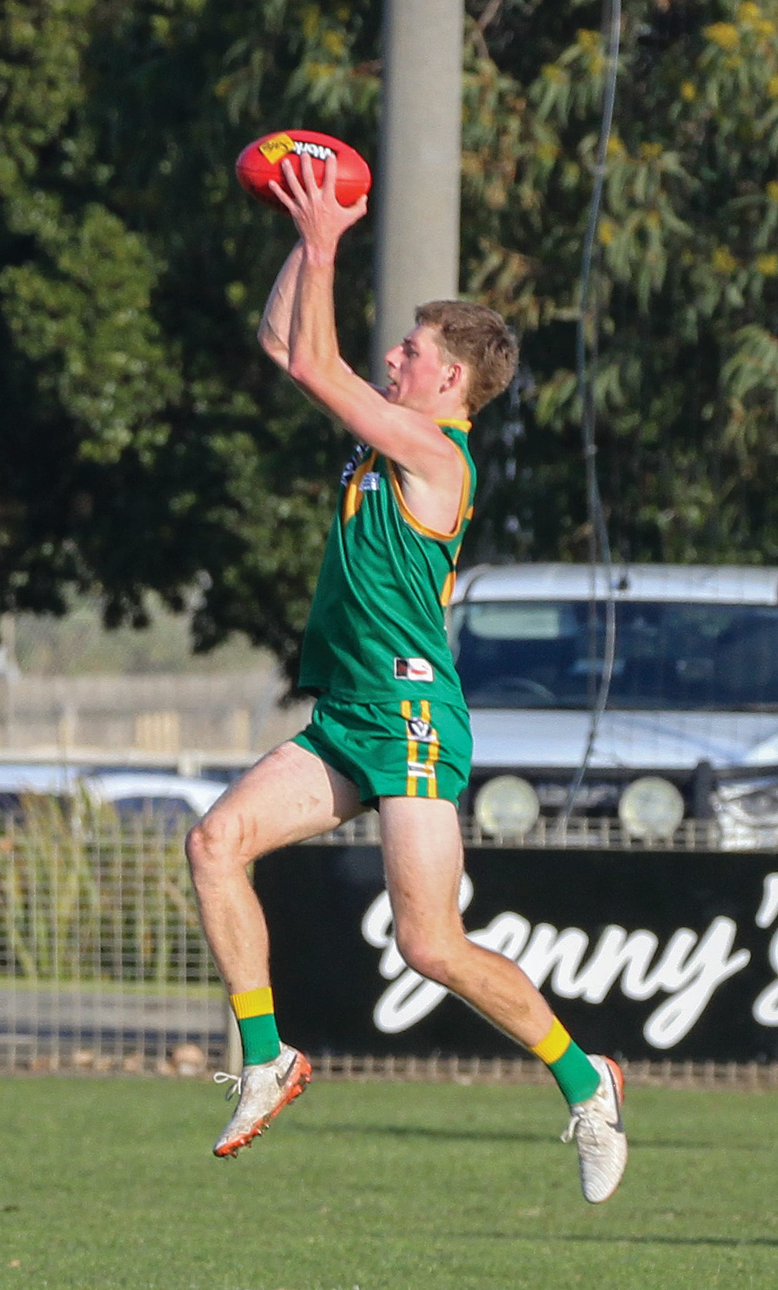 Parrot’s Hayden Lindsay leaps high for a well-timed mark. B75_2525