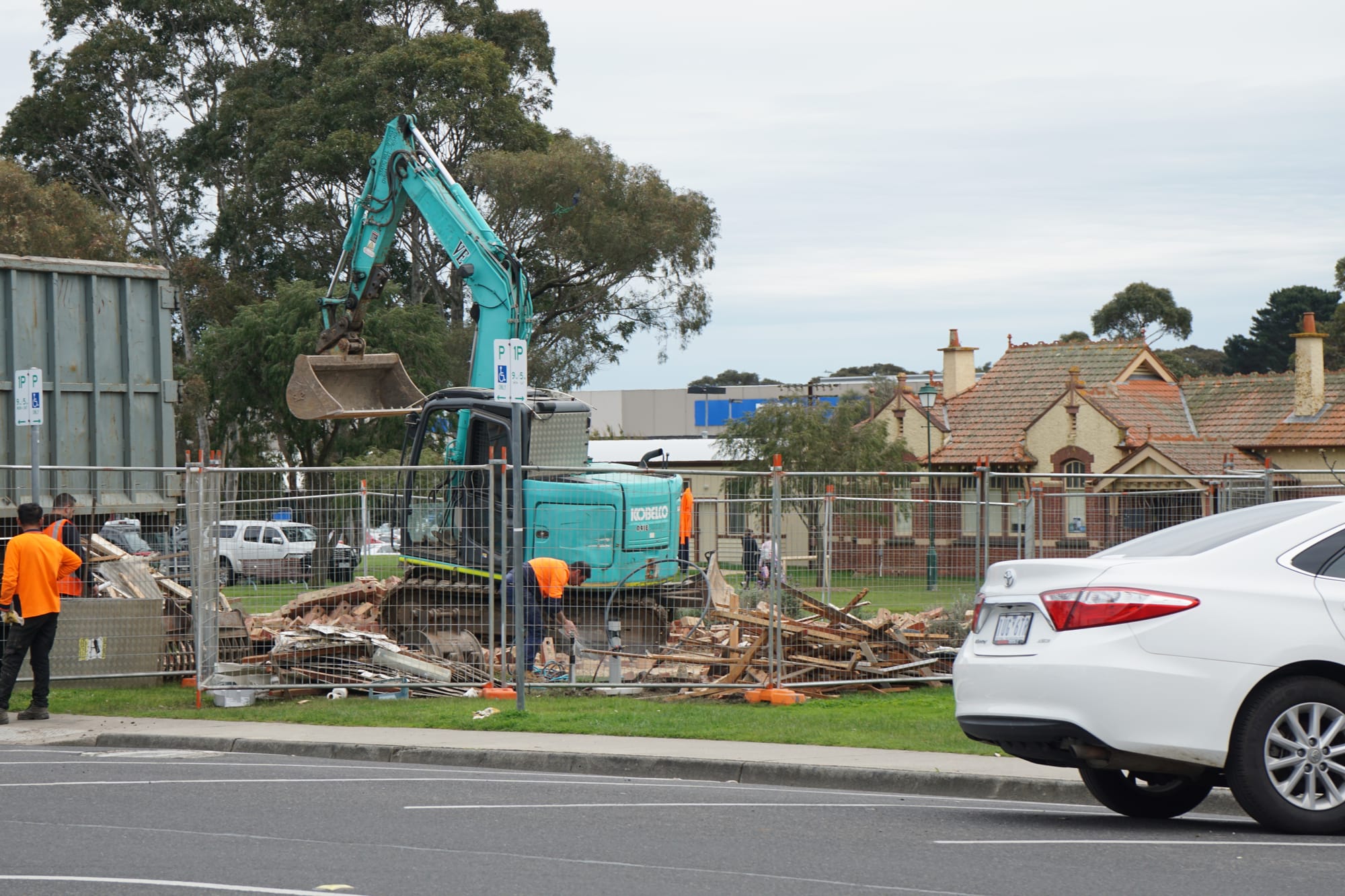 Down the dunny! Apex Park set for new toilets